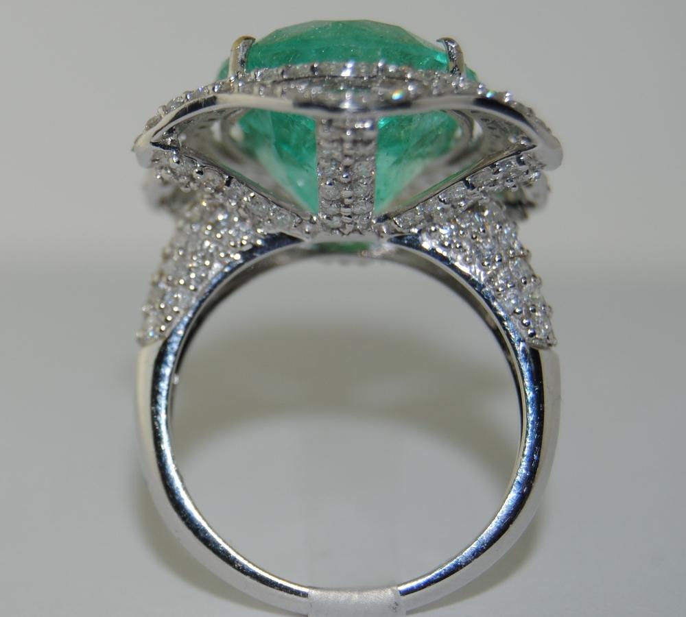 Oval Cut Ladies 12.72 Carat Emerald with Diamond Ring, 18 Karat Gold For Sale