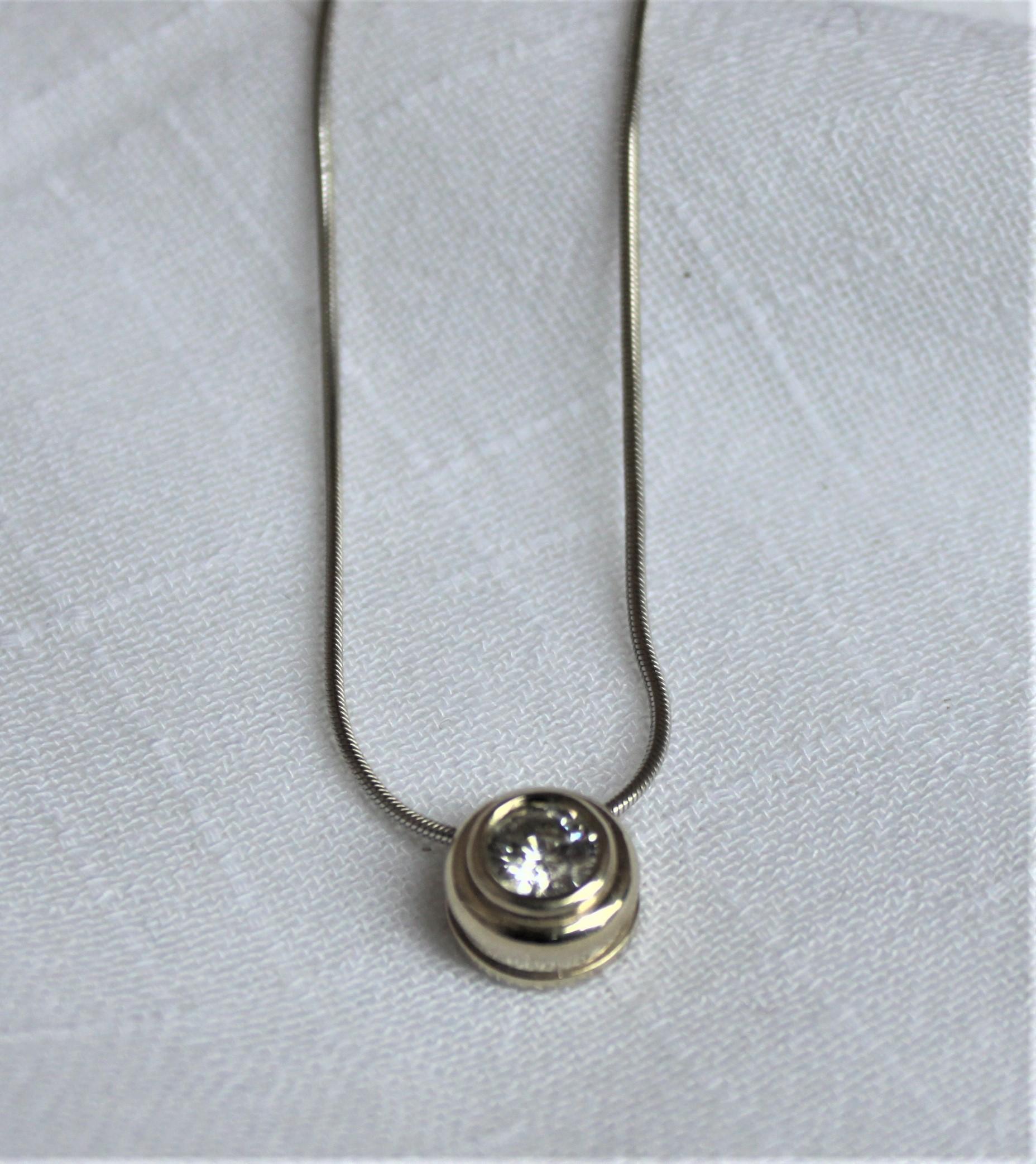 Pendentif Slide moderniste en or blanc 14 carats et diamants et chaîne à maillons serpent pour femme 3
