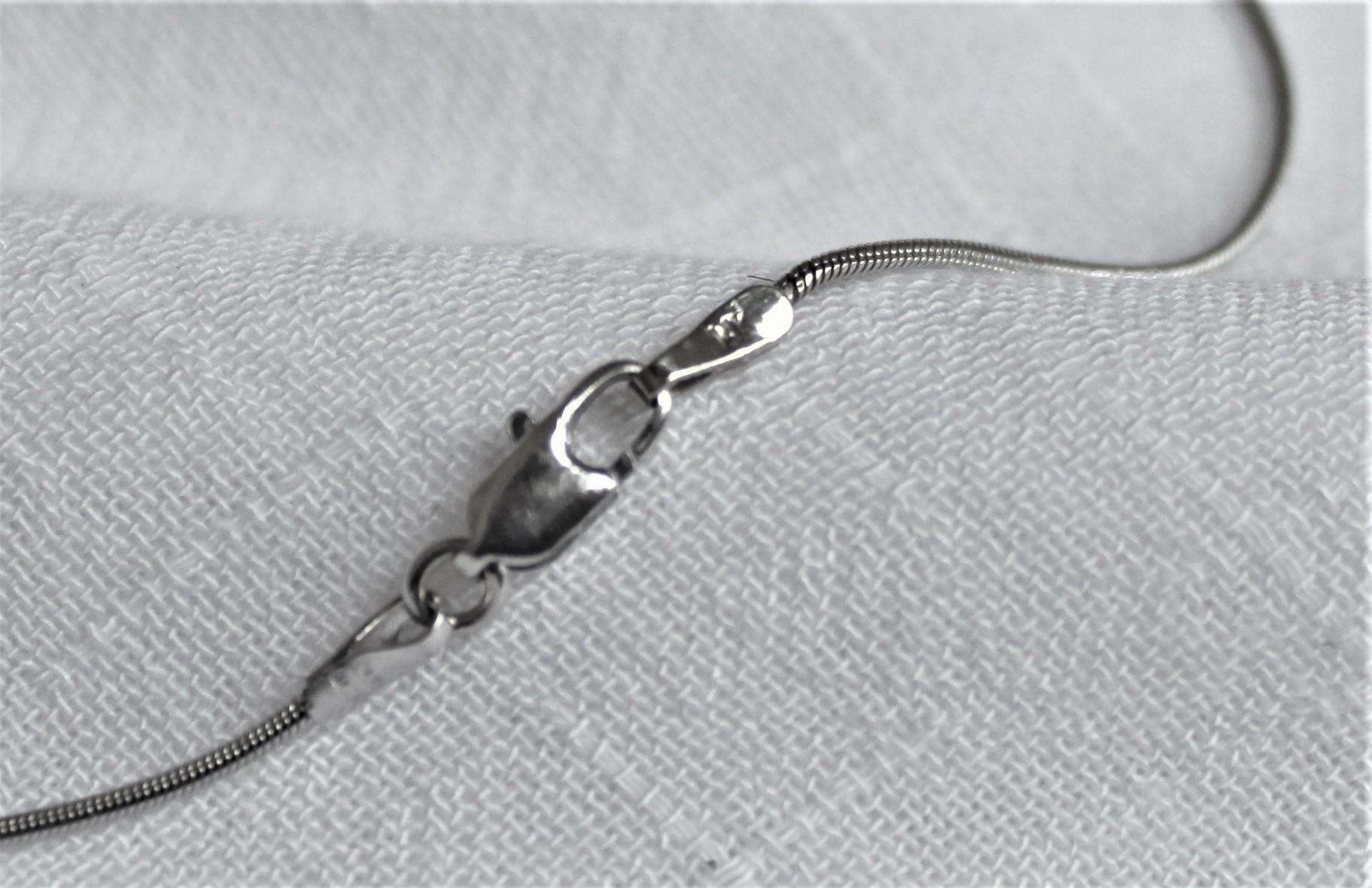 Pendentif Slide moderniste en or blanc 14 carats et diamants et chaîne à maillons serpent pour femme 4