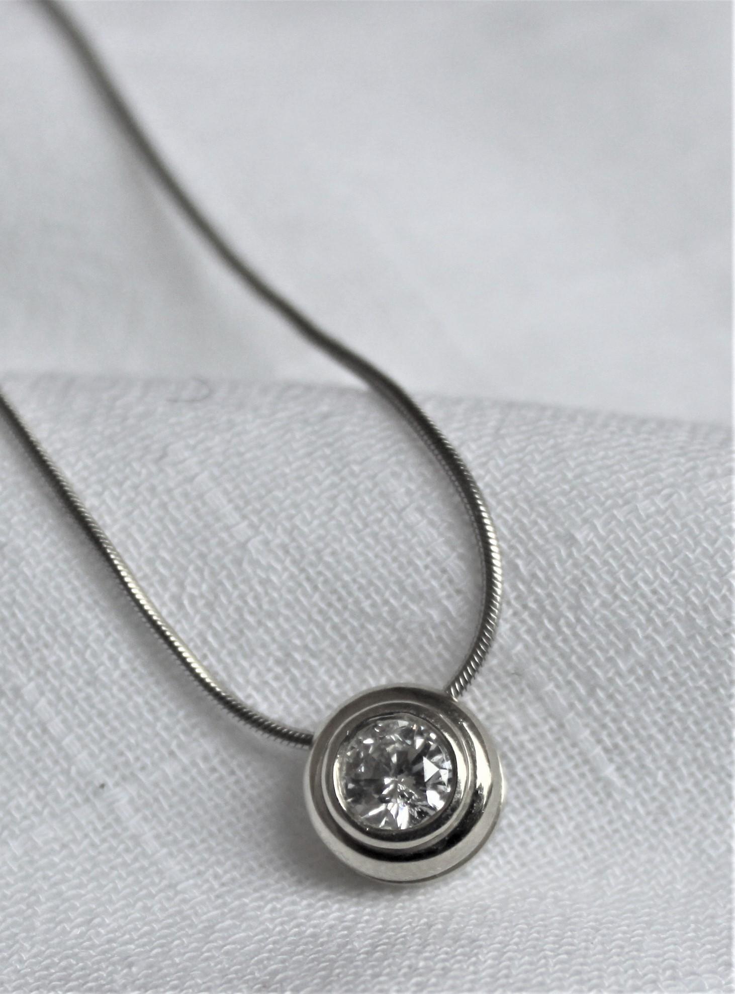 Ce pendentif de dame en or blanc 14 carats et diamants sertis sur un chaton de taille brillante a été fabriqué vraisemblablement dans les années 1970 dans le style moderniste du milieu du siècle et provient très probablement des États-Unis. La