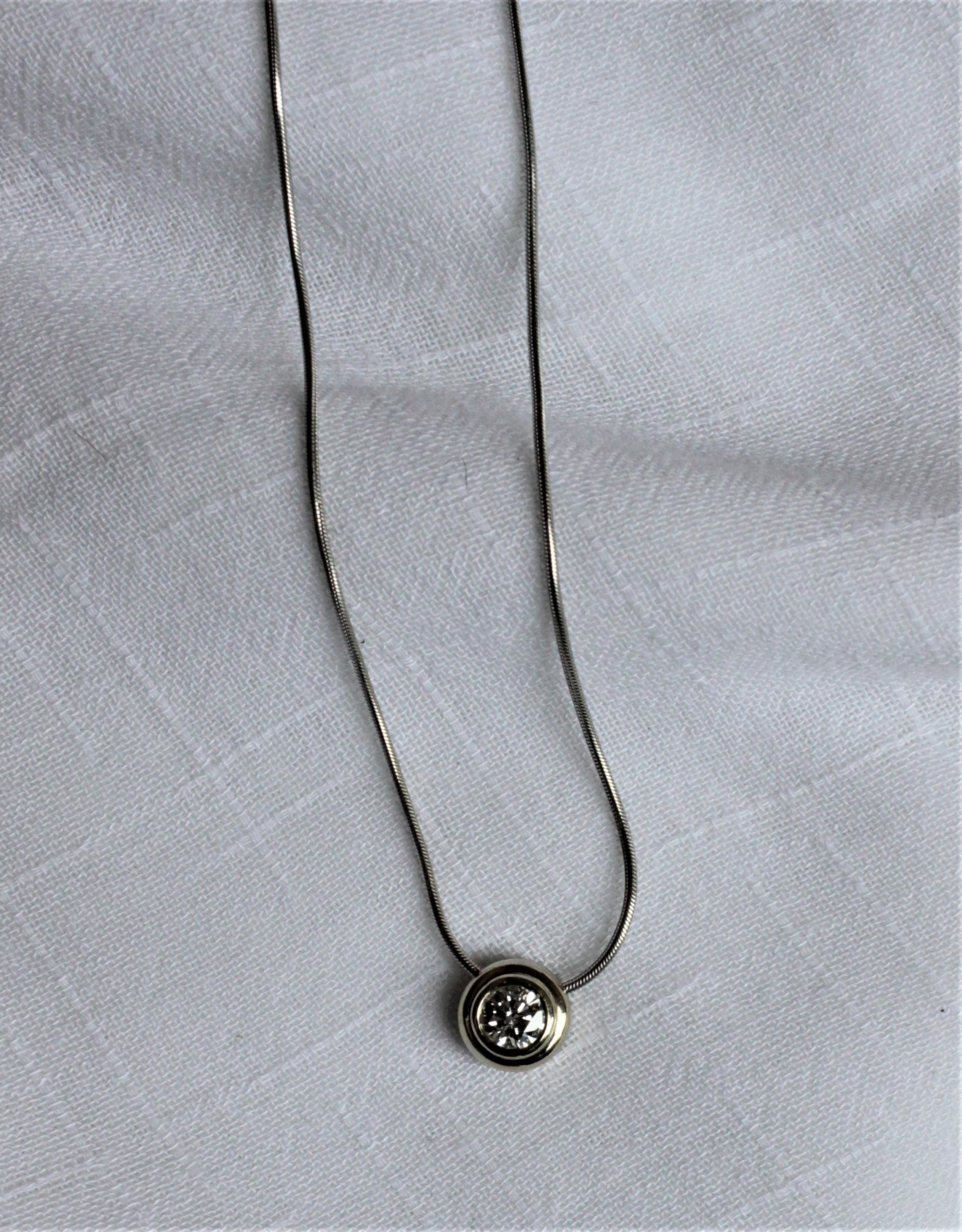 Mid-Century Modern Pendentif Slide moderniste en or blanc 14 carats et diamants et chaîne à maillons serpent pour femme