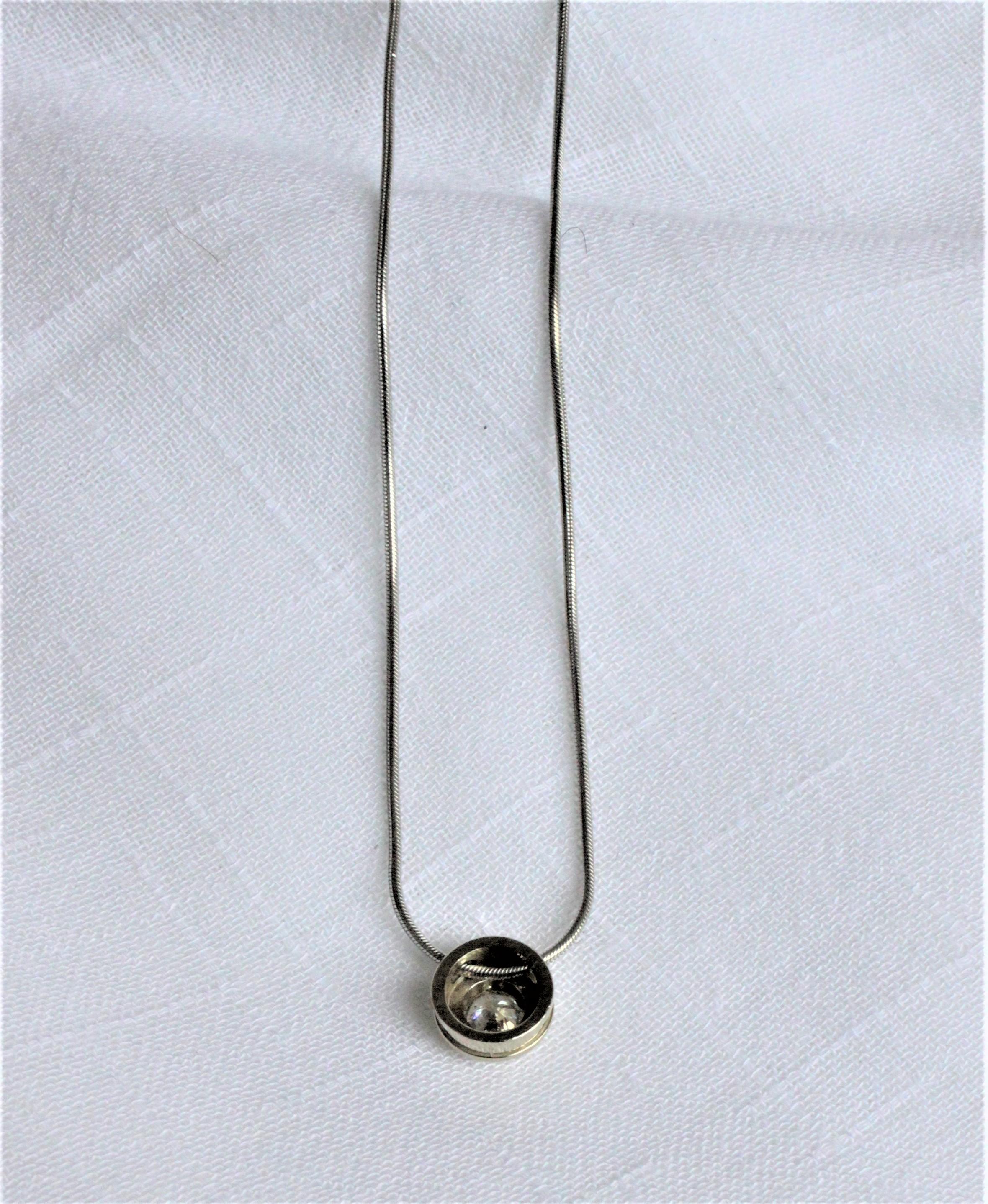 20ième siècle Pendentif Slide moderniste en or blanc 14 carats et diamants et chaîne à maillons serpent pour femme