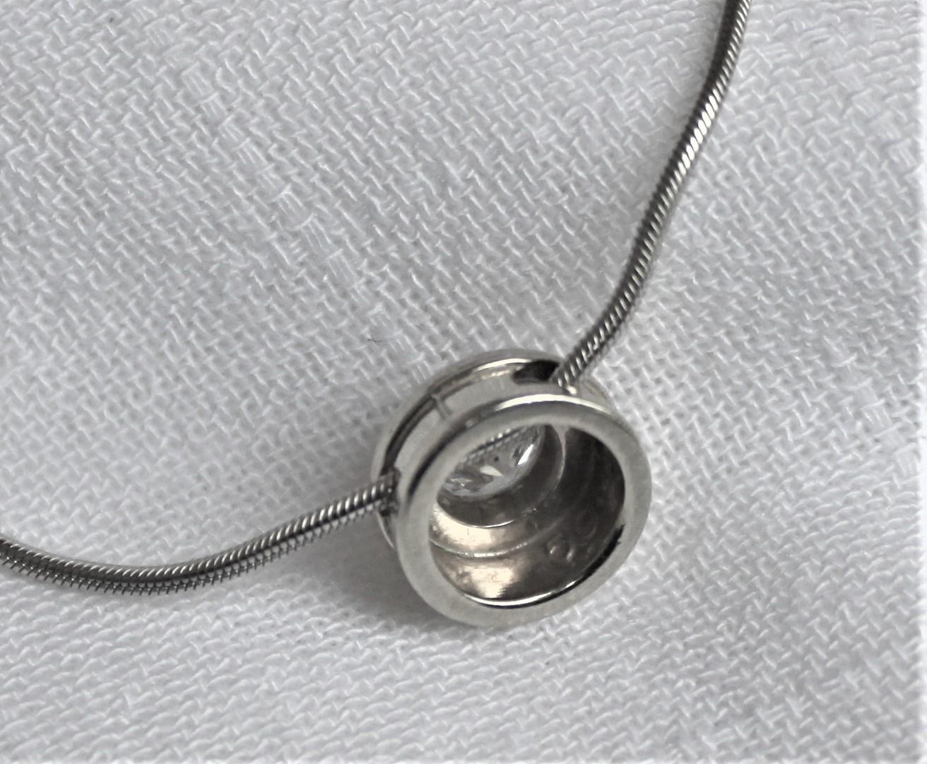 Pendentif Slide moderniste en or blanc 14 carats et diamants et chaîne à maillons serpent pour femme 1