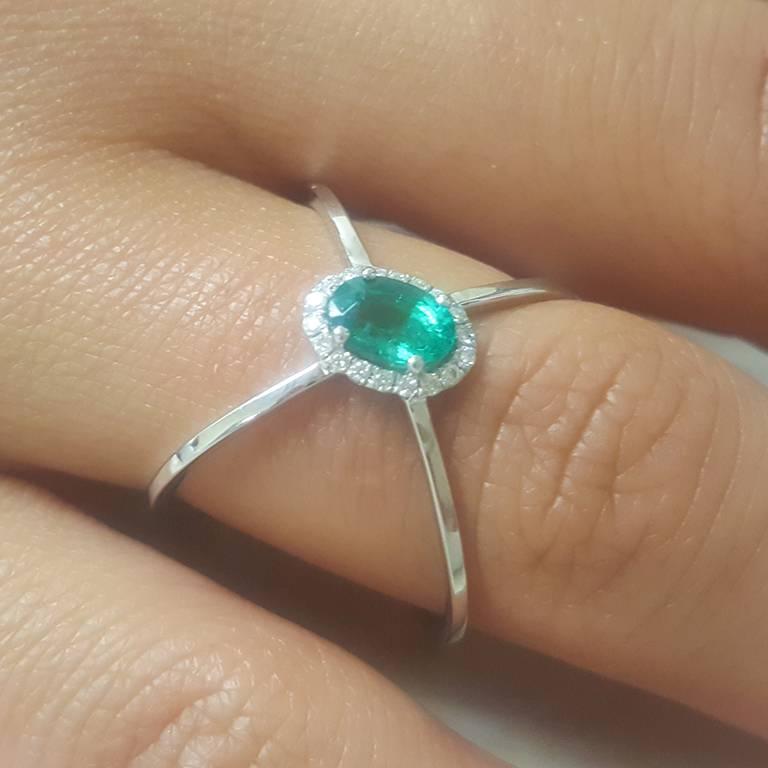 Ladies 14 Karat White Gold Oval Emerald and Round Diamond Ring In New Condition For Sale In New York, NY