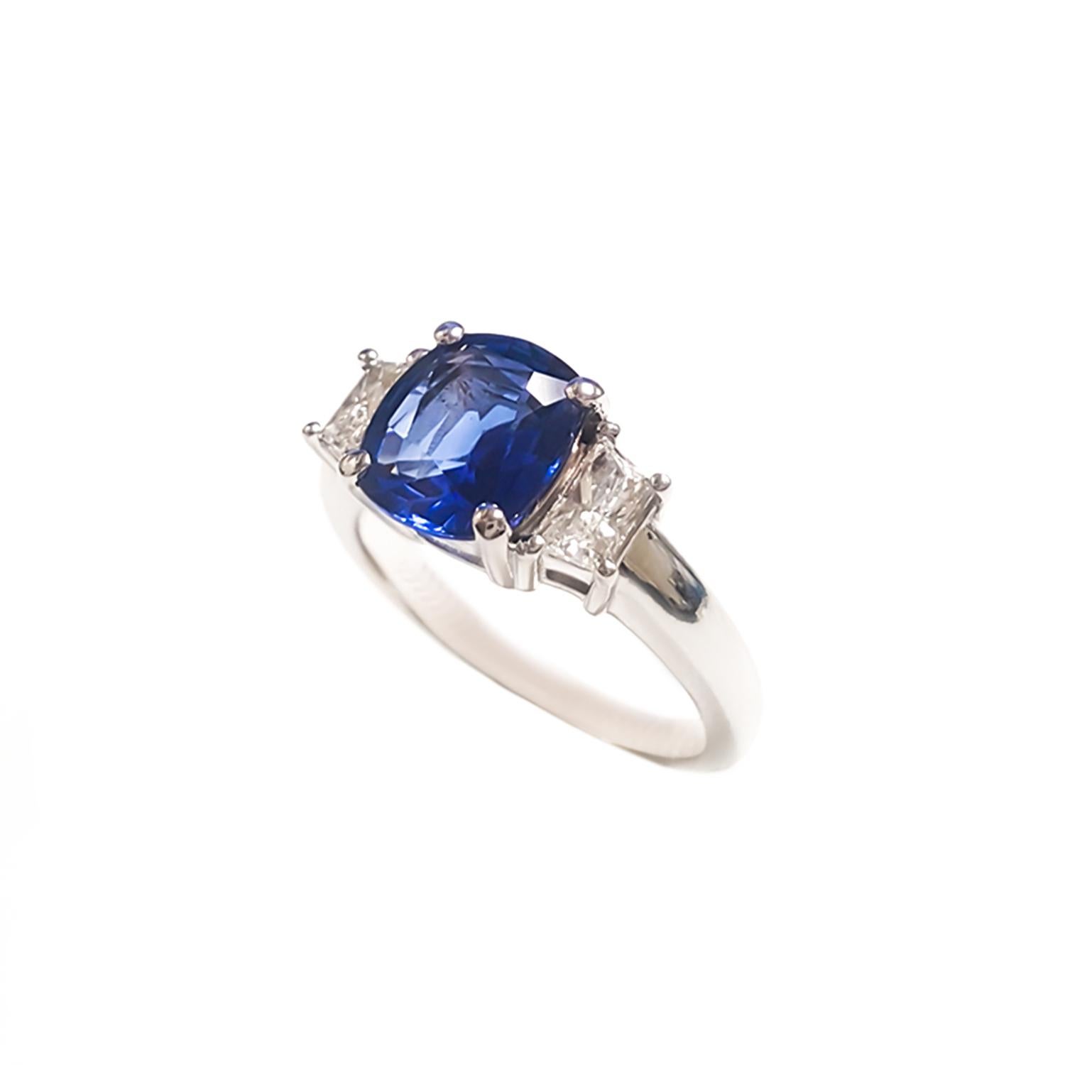 Contemporary Ladies 14 Karat White Gold Sapphire and Diamonds Ring For Sale