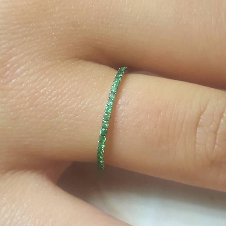 Ladies 14 Karat Yellow Gold Round Green Garnet Band In New Condition In New York, NY