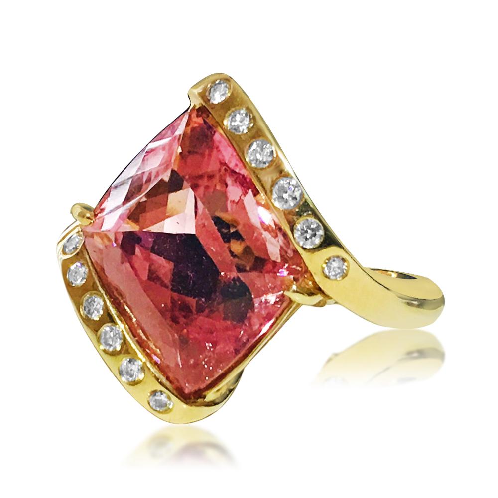 Edwardian Ladies 14k Gold 8.00 CT Kunzite and VS/F Diamond Ring For Sale