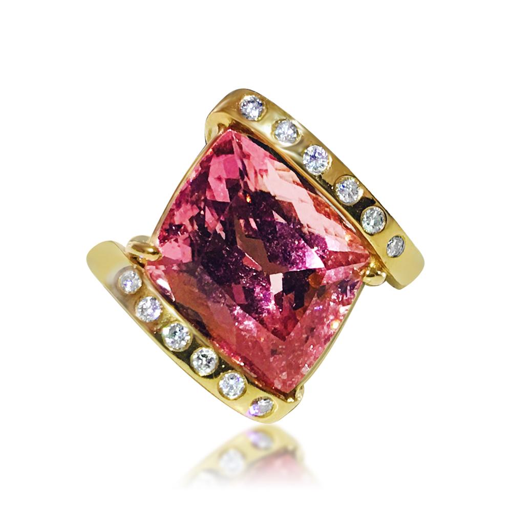 Ladies 14k Gold 8.00 CT Kunzite and VS/F Diamond Ring In Excellent Condition For Sale In Miami, FL