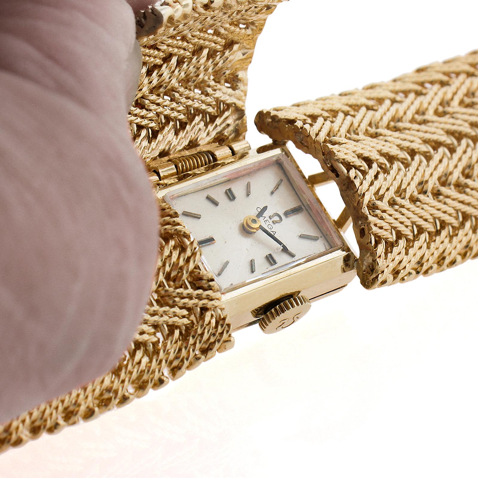 Horlogerie : Omega
Mouvement : Mécanique - 17 Jewell - Cal. 483
Boîtier, lunette et bracelet en or massif : Or jaune 14k massif
Poids : 59,7 grammes
Largeur : 19 mm (bracelet et boîtier)
Longueur du bracelet : S'adapte à un poignet de 6.5 pouces