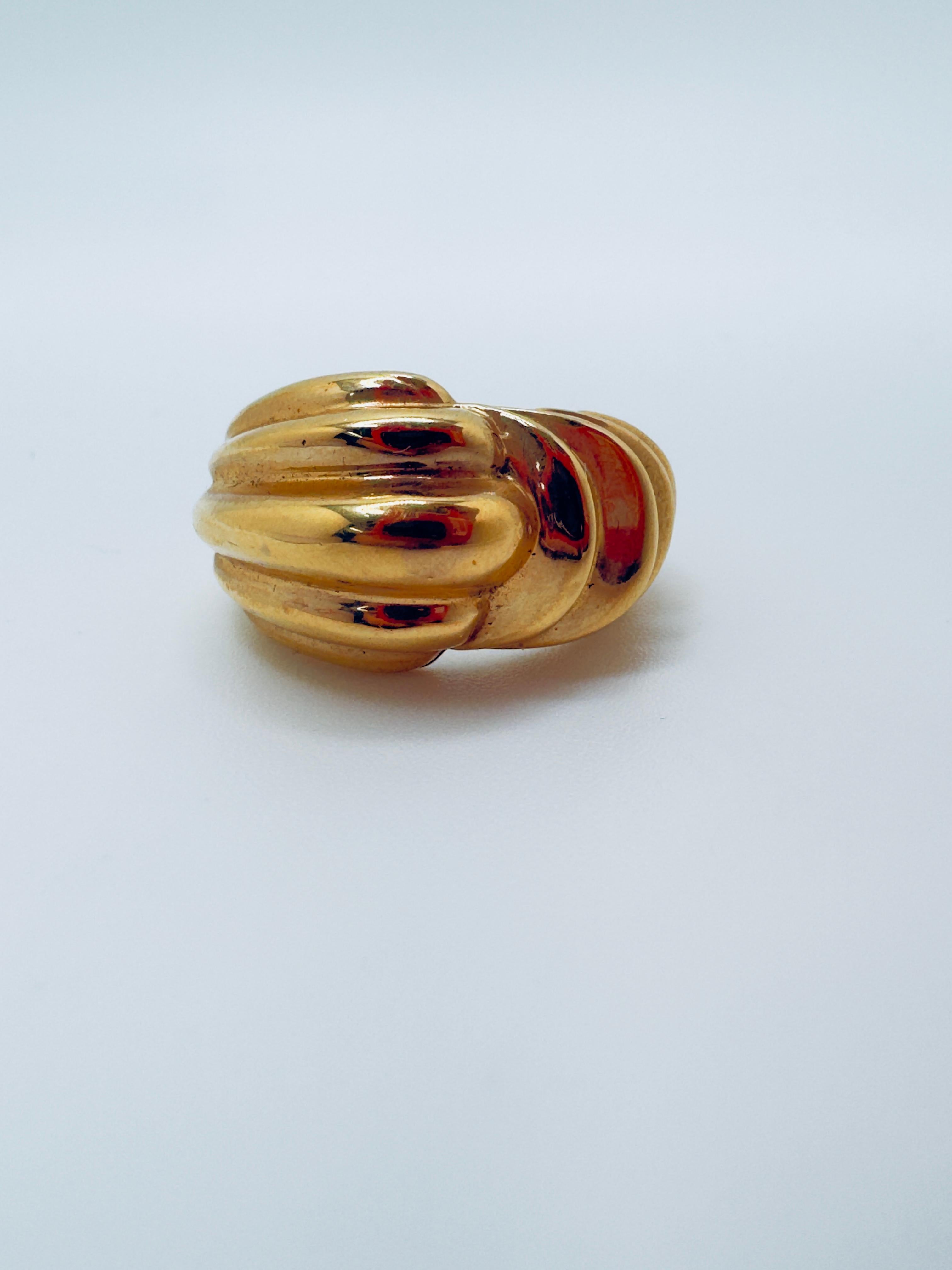 Este anillo de mujer está bellamente elaborado en oro amarillo de 14 quilates, con un atrevido diseño de forma libre que captura tanto la elegancia como la individualidad. Su forma fluida y asimétrica refleja un estilo artístico moderno, lo que la