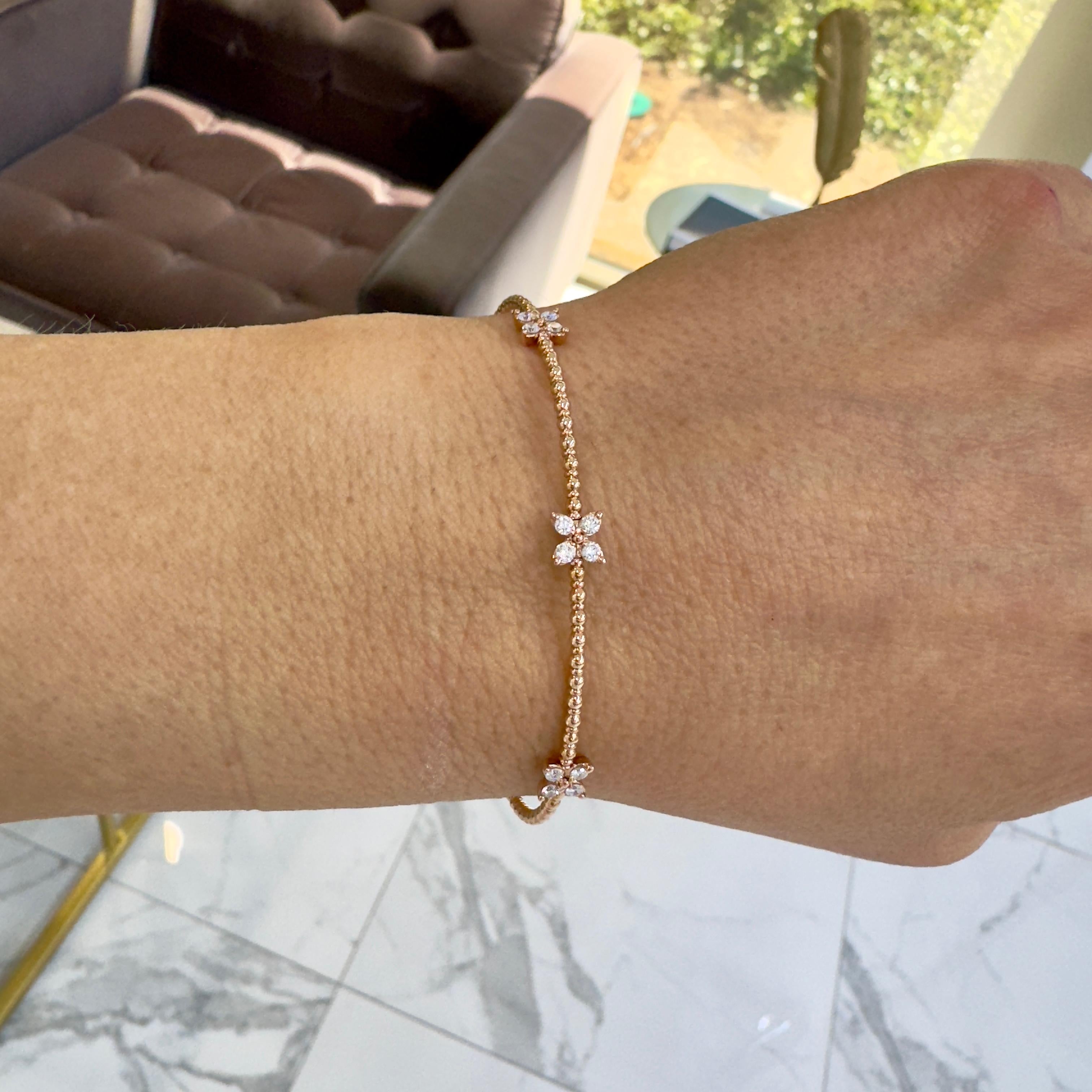 Flexibler Damen-Armreif aus 14 Karat Roségold mit drei Schmetterlings-Diamanten im Angebot 3