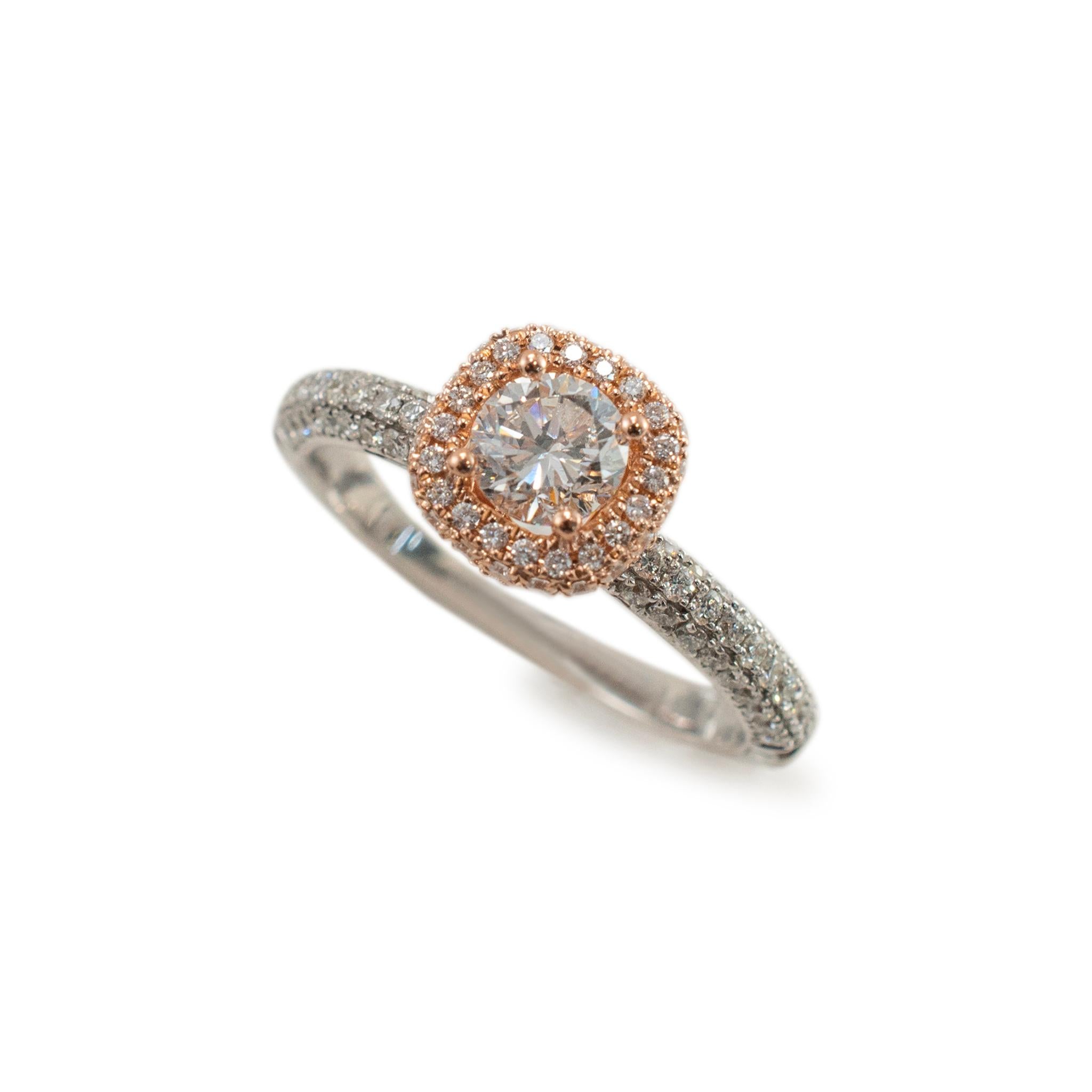 Sexo: Señoras

Tipo de metal: Oro blanco y rosa de 14 quilates

Tamaño del anillo: 9,25

Peso: 4.97 gramos

Un anillo de compromiso de mujer con halo de diamantes, chapado en rodio, de oro blanco y rosa de 14 quilates, con media caña redonda. Con el