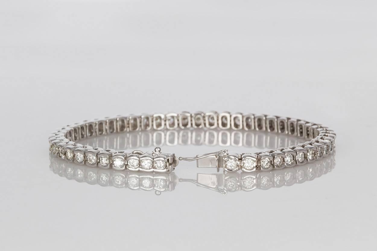 Round Cut Ladies 14 Karat White Gold and Diamond Tennis Bracelet 3.20 Carat