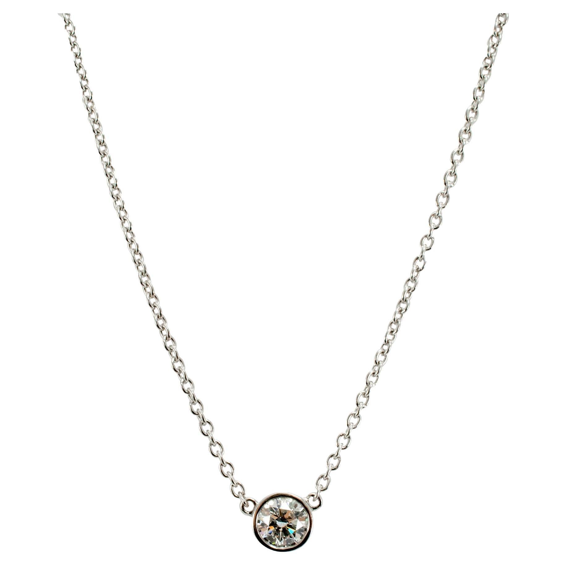 Collana con ciondolo solitario con diamanti rotondi incastonati in oro bianco 14K da donna 1,03ct in vendita