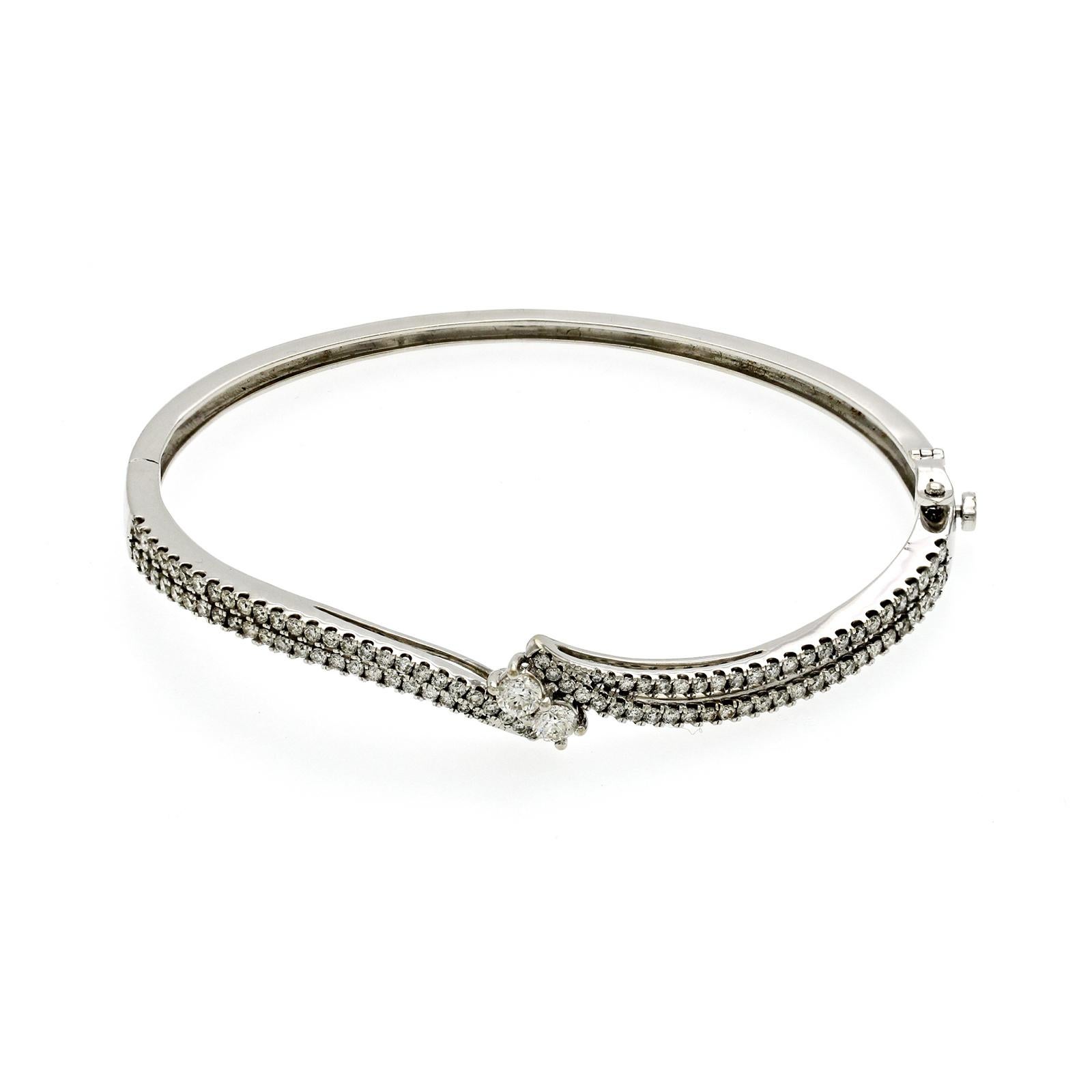 Taille ronde Bracelet jonc pour femme en or blanc 14 carats avec diamants de 2,45 carats en vente