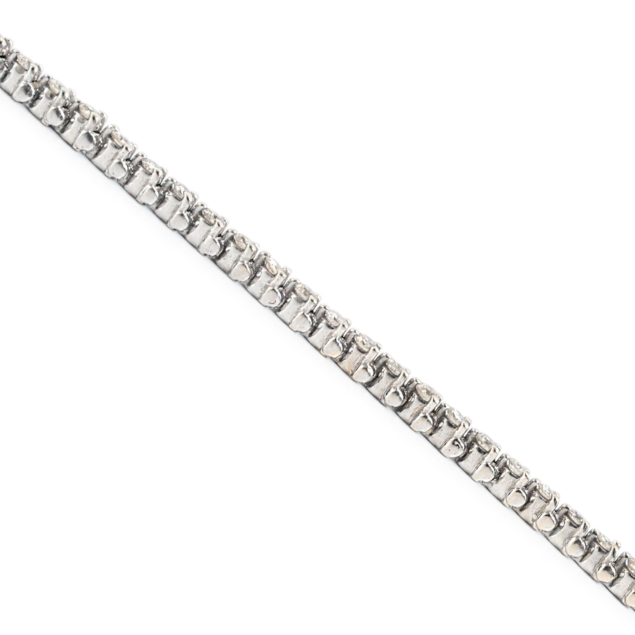 Pulsera de tenis de diamantes de 3 puntas y 2,28 ct en oro blanco de 14 quilates para mujer Corte redondo en venta
