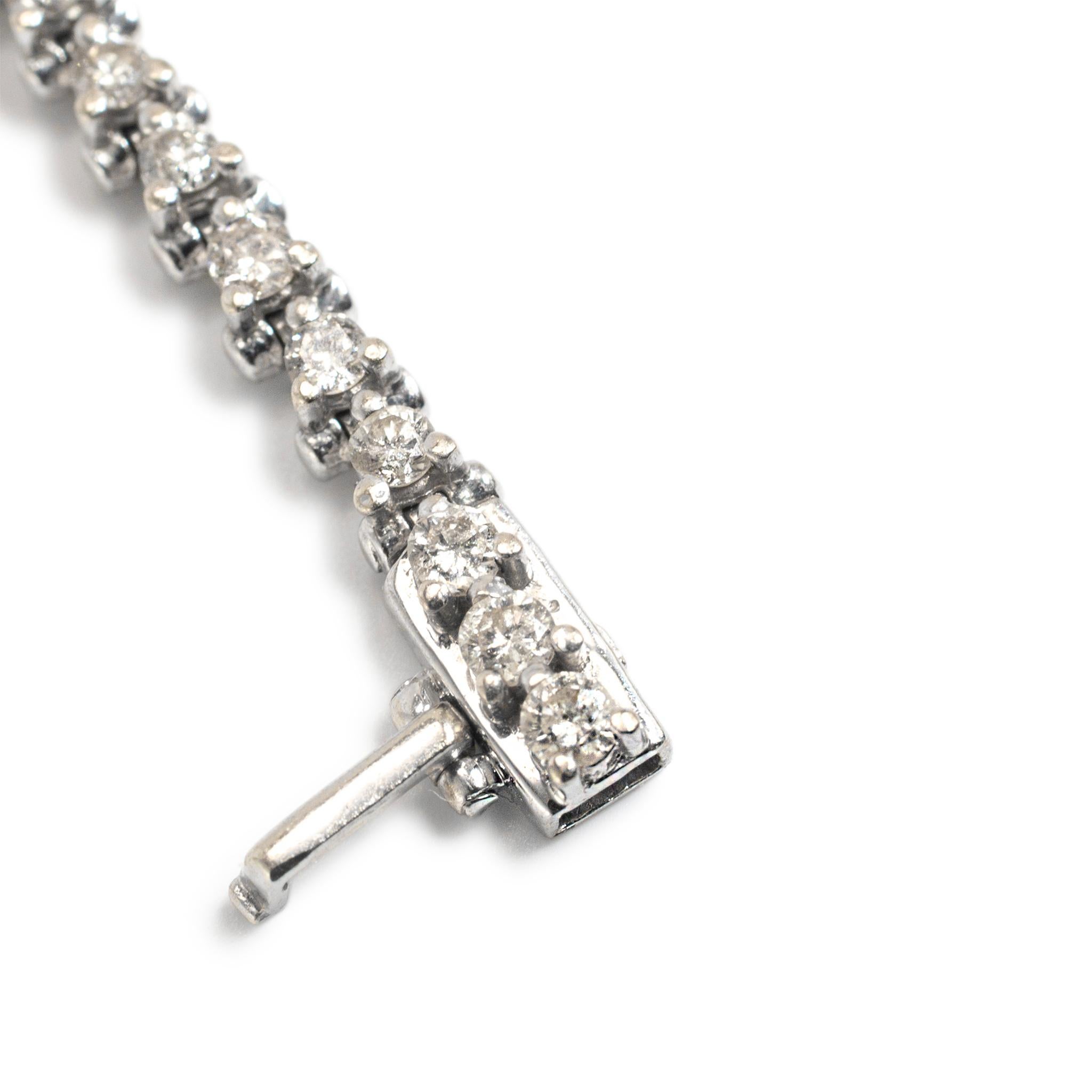 Pulsera de tenis de diamantes de 3 puntas y 2,28 ct en oro blanco de 14 quilates para mujer en venta 1