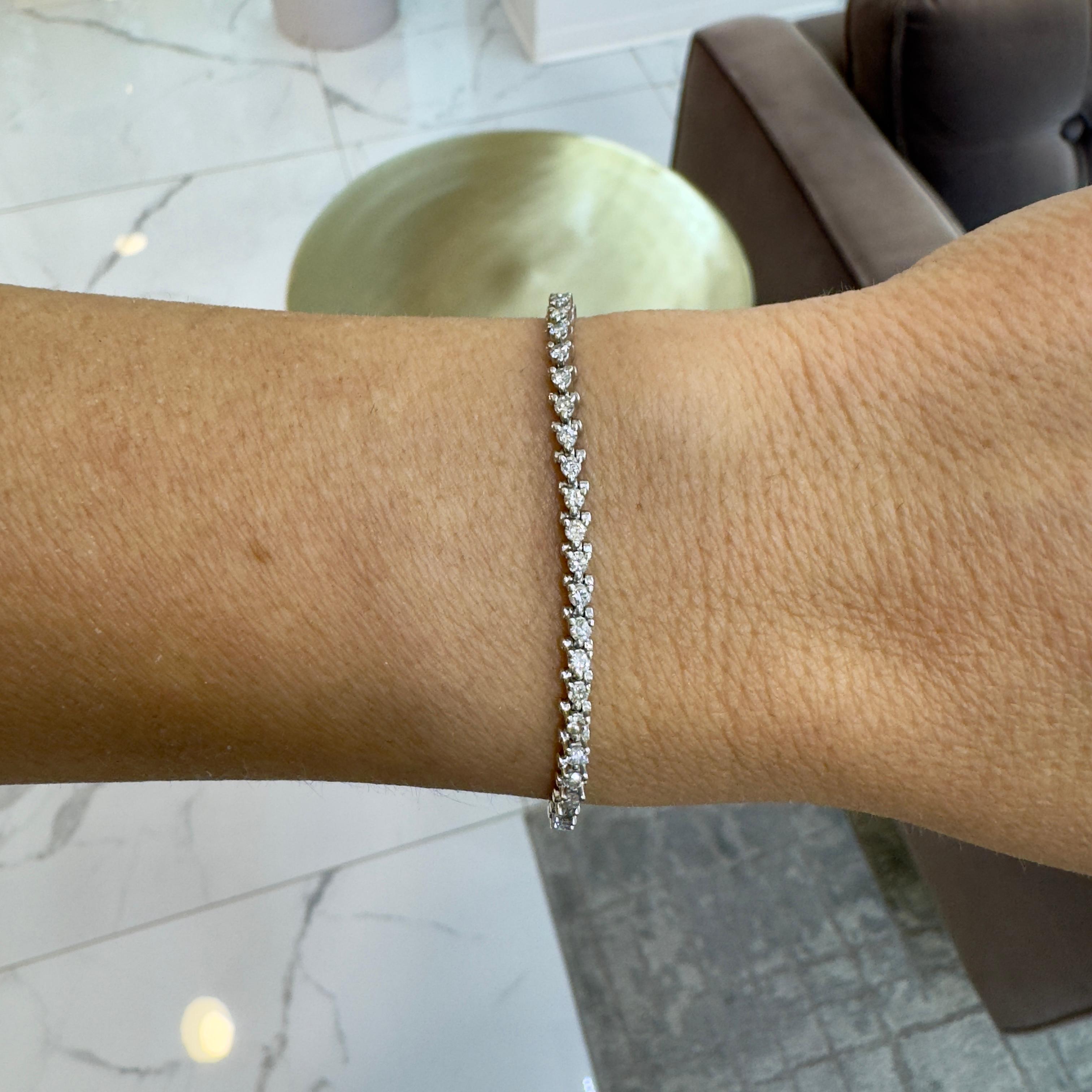 Pulsera de tenis de diamantes de 3 puntas y 2,28 ct en oro blanco de 14 quilates para mujer en venta 3