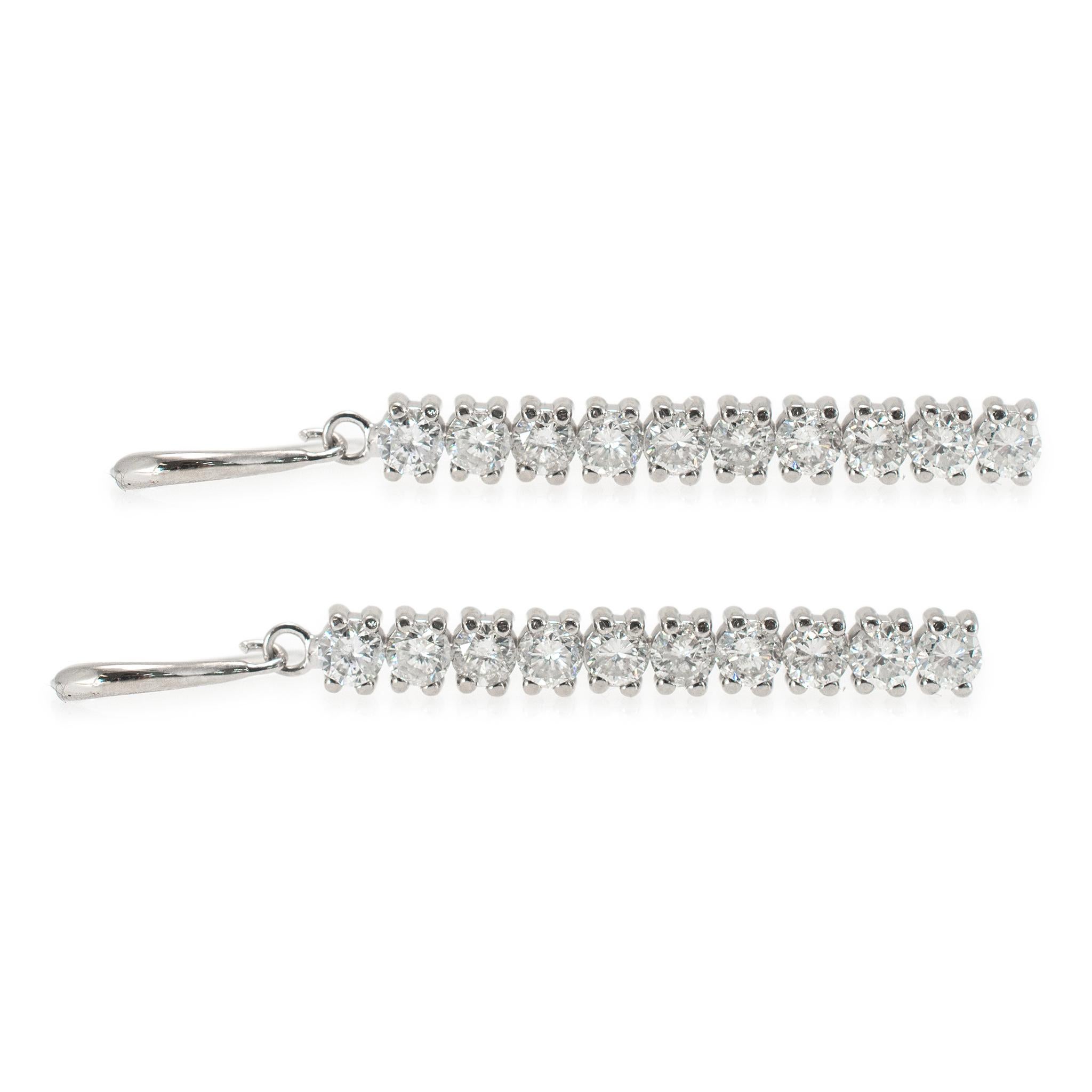Genere: Donna 

Tipo di metallo: oro bianco 14K

Lunghezza: 1,50 pollici

Peso: 4.75 grammi

Un paio di orecchini da donna in oro bianco 14K con diamanti. Il metallo è stato testato ed è risultato essere oro bianco 14 carati. Inciso con 