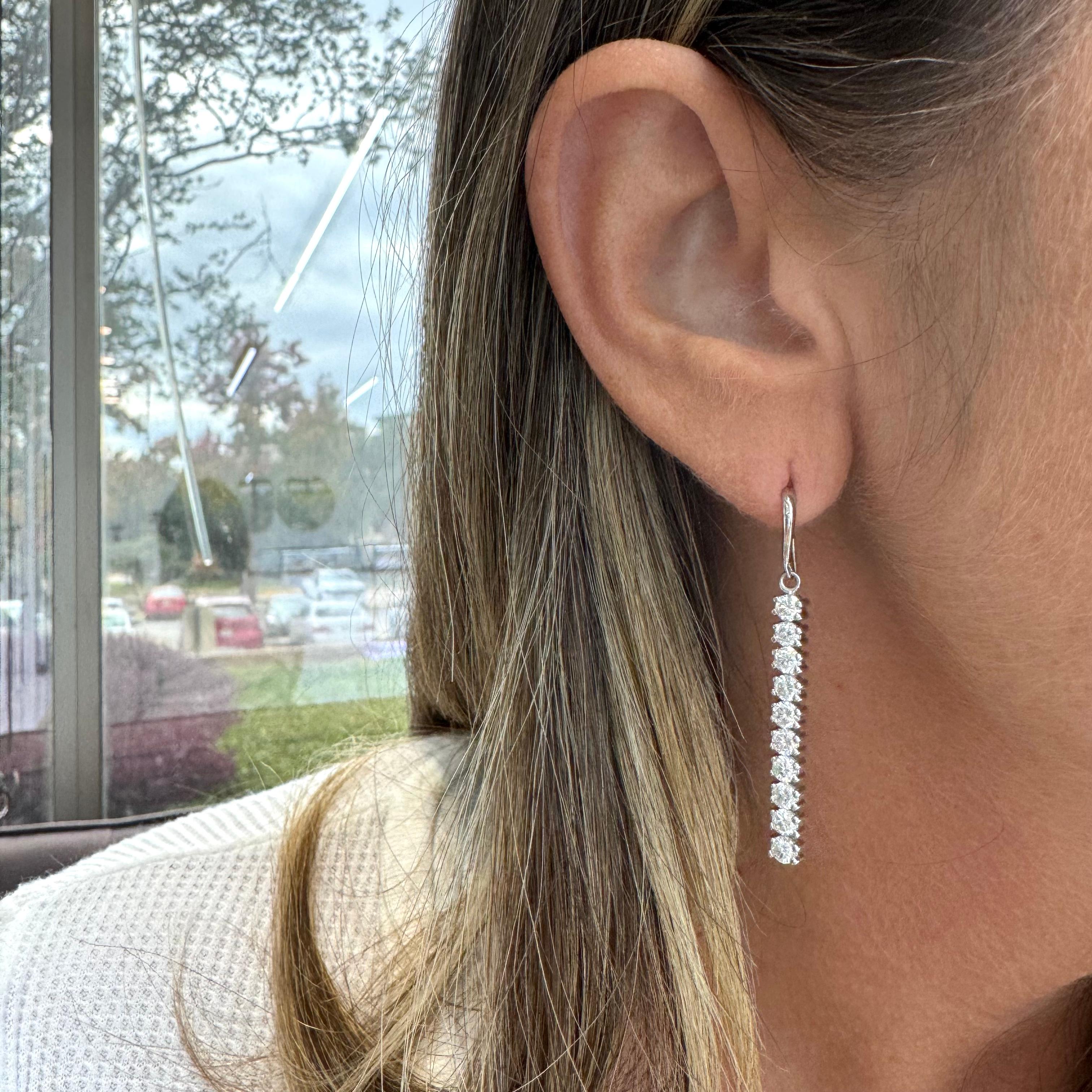 Donna Orecchini da donna in oro bianco 14K con diamanti rotondi da 3,02 ct. in vendita