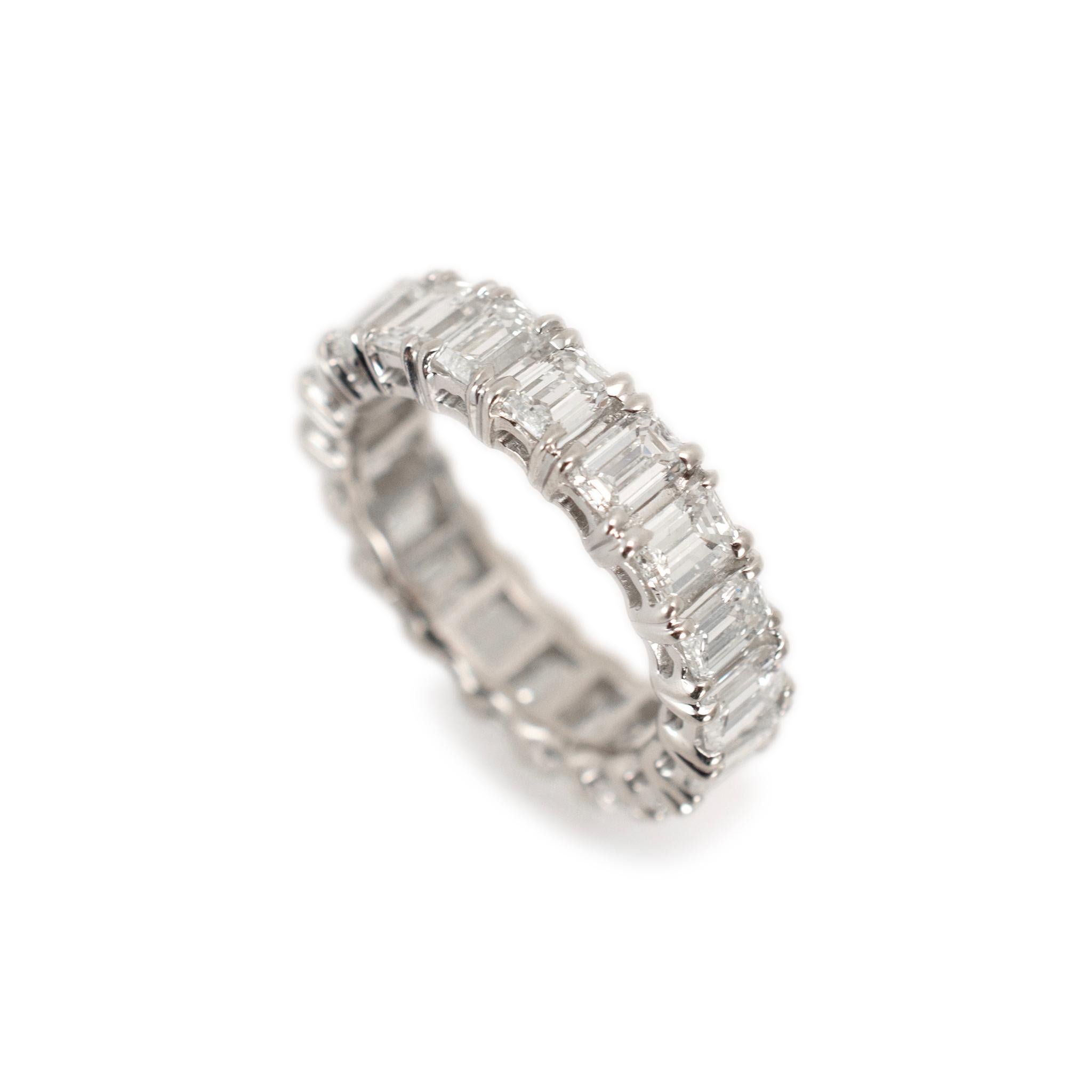 Sexo: Señoras

Tipo de Metal: oro Blanco 14K

Tamaño del anillo: 5.25

Anchura: 4,90 mm 

Peso: 4.72 gramos

Anillo de la eternidad de diamantes en oro blanco de 14 quilates rodiado para señora, con caña cuadrada suave. 

De segunda mano En
