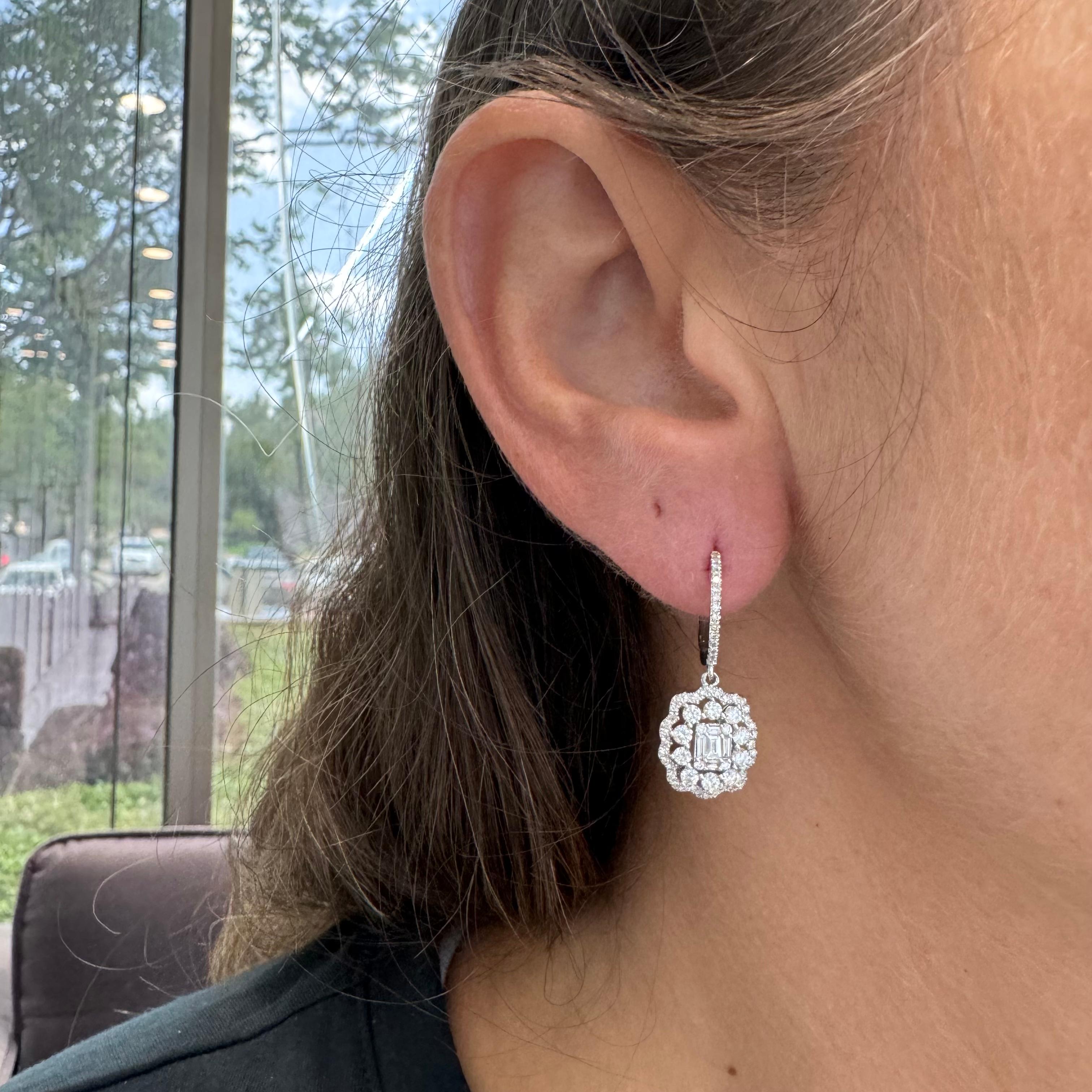 Damen 14K Weißgold Baguette- und runde Diamant-Tropfen-Ohrringe mit Diamanten 1