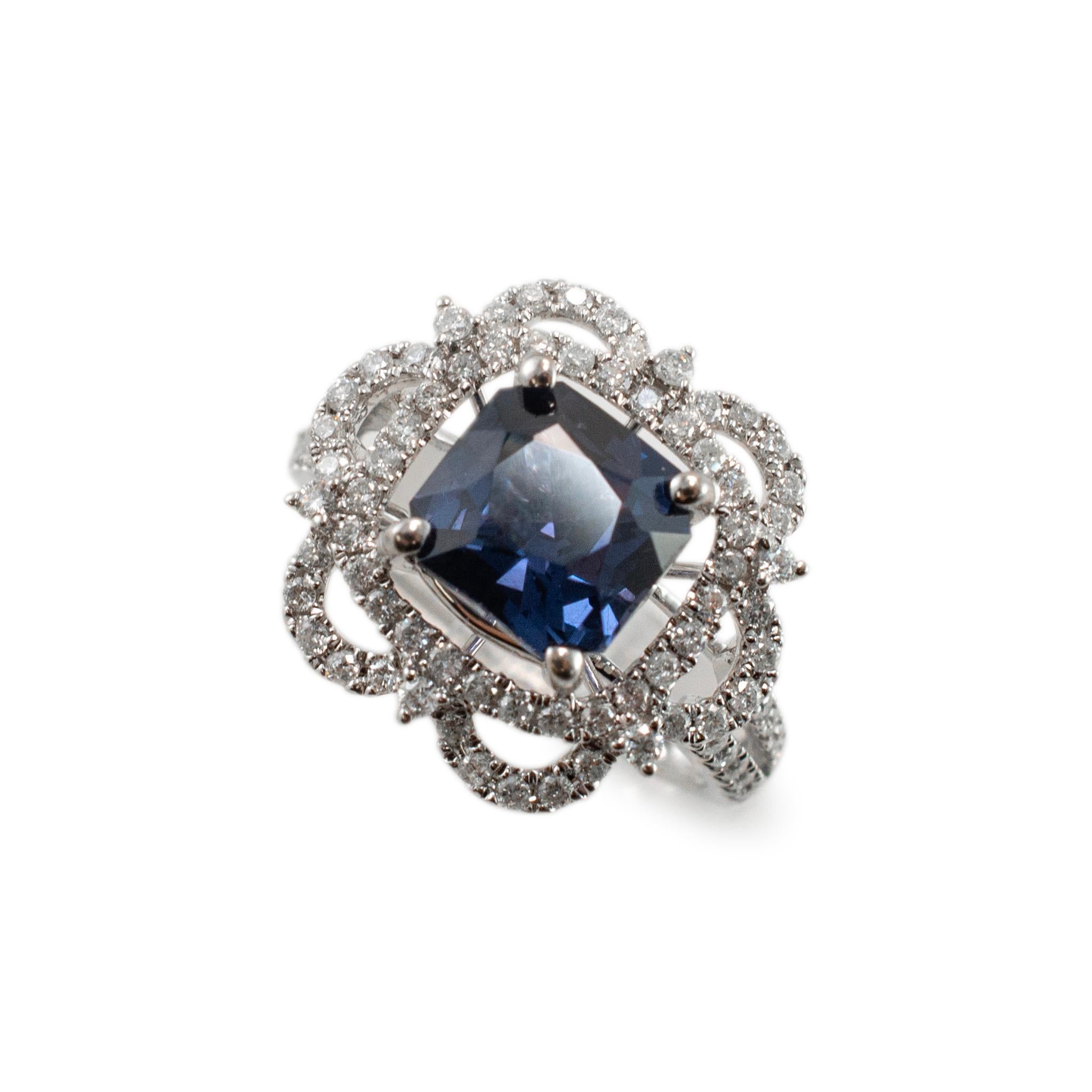 Sexo: Señoras

Tipo de Metal: oro Blanco 14K

Tamaño del anillo: 6.5

Peso: 4.69 gramos

Anillo de cóctel de oro blanco de 14 quilates chapado en rodio con halo de diamantes y espinela azul, grabado con 