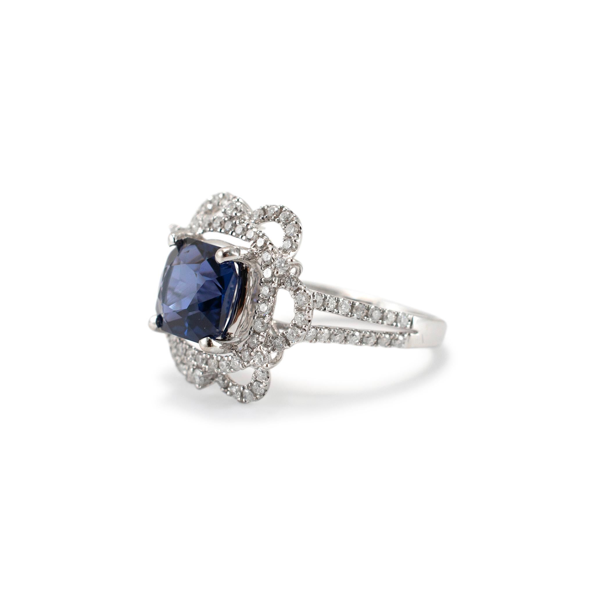 Anillo de cóctel de oro blanco de 14 quilates con halo de diamantes y espinela azul Corte brillante en venta