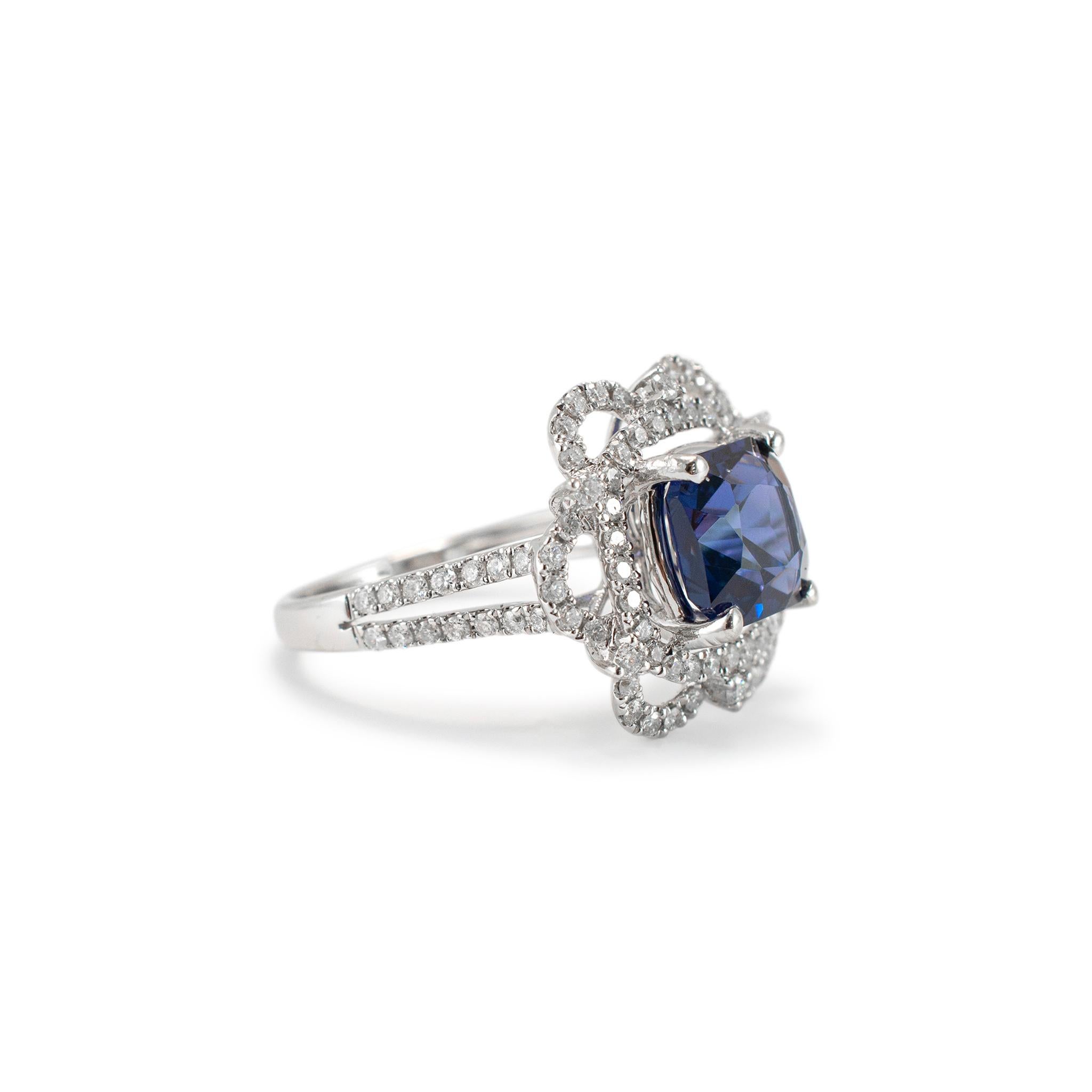 Anillo de cóctel de oro blanco de 14 quilates con halo de diamantes y espinela azul en Excelente estado para la venta en Houston, TX