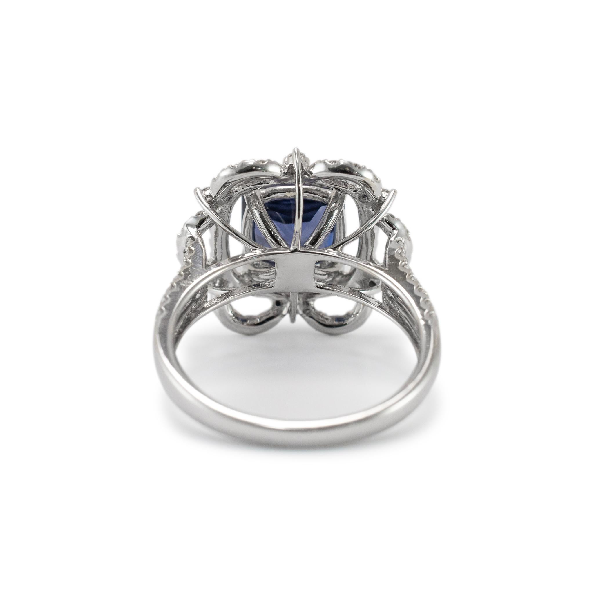 De las mujeres Anillo de cóctel de oro blanco de 14 quilates con halo de diamantes y espinela azul en venta