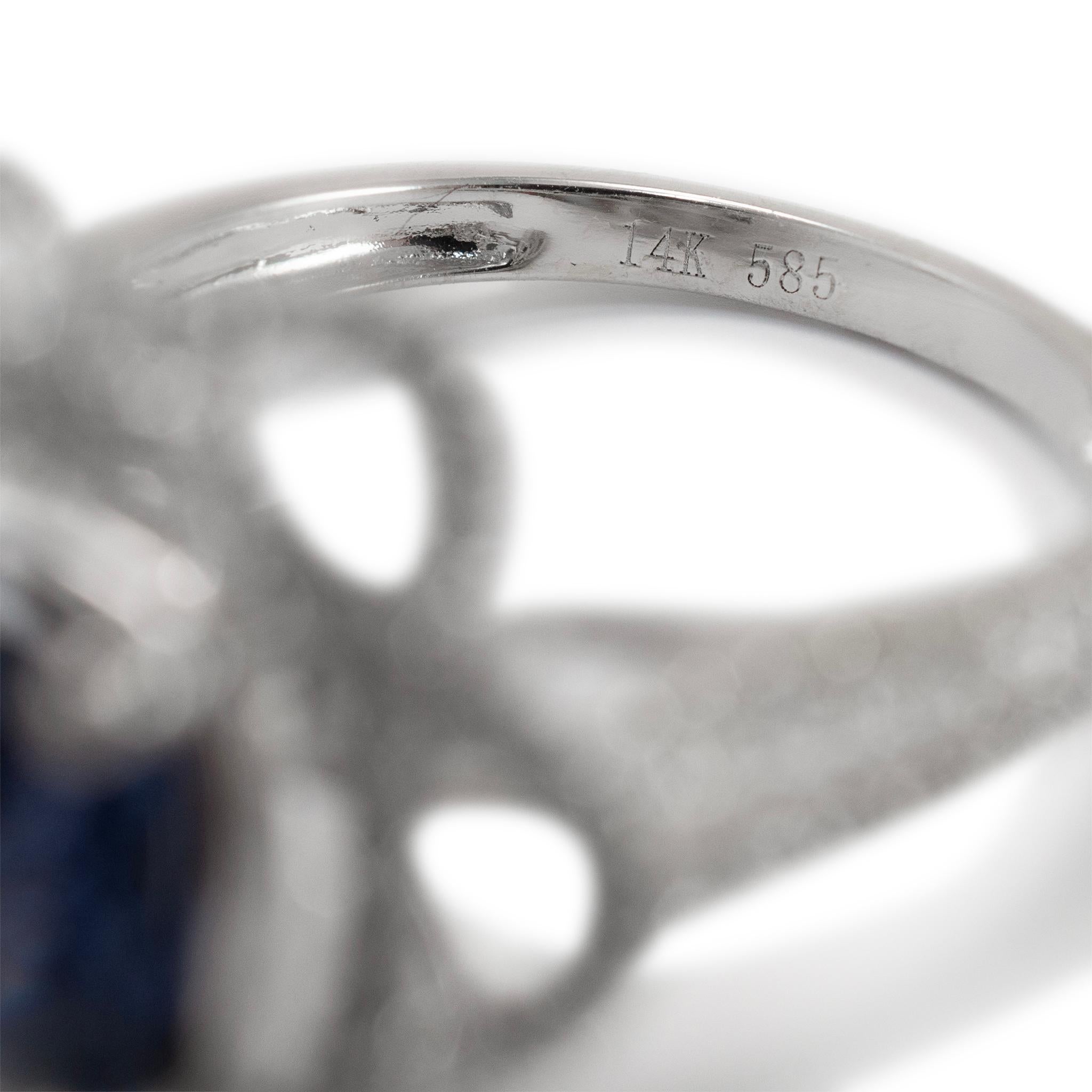 Anillo de cóctel de oro blanco de 14 quilates con halo de diamantes y espinela azul en venta 1