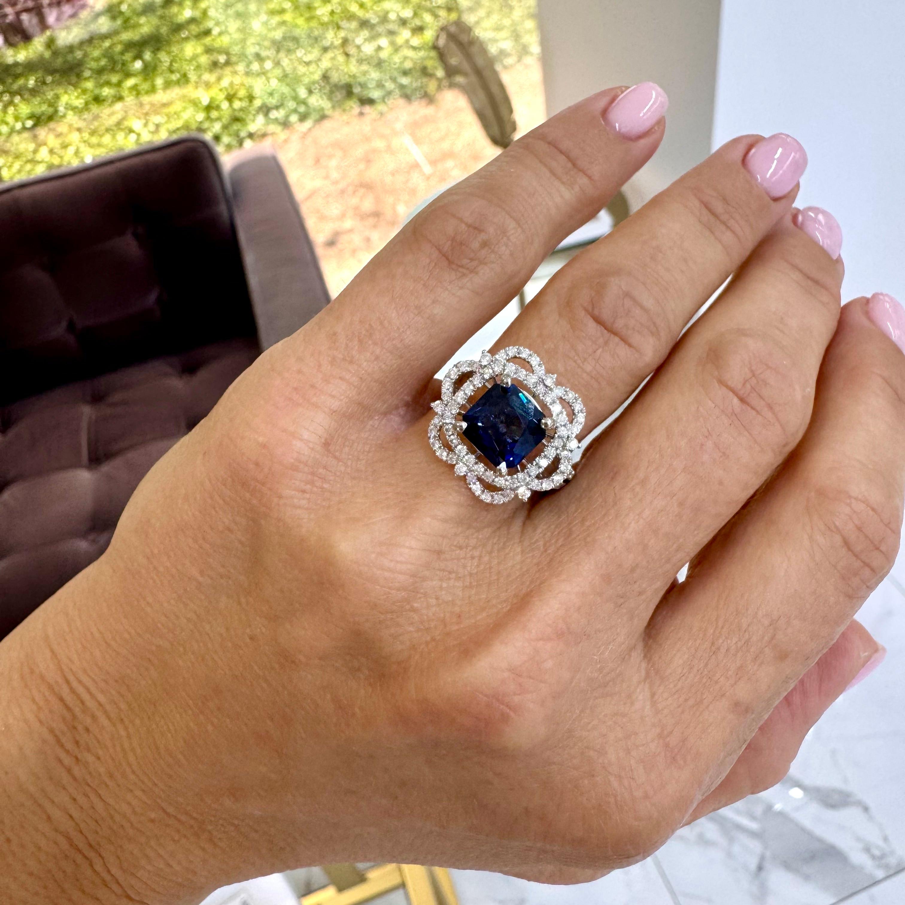 Anillo de cóctel de oro blanco de 14 quilates con halo de diamantes y espinela azul en venta 2
