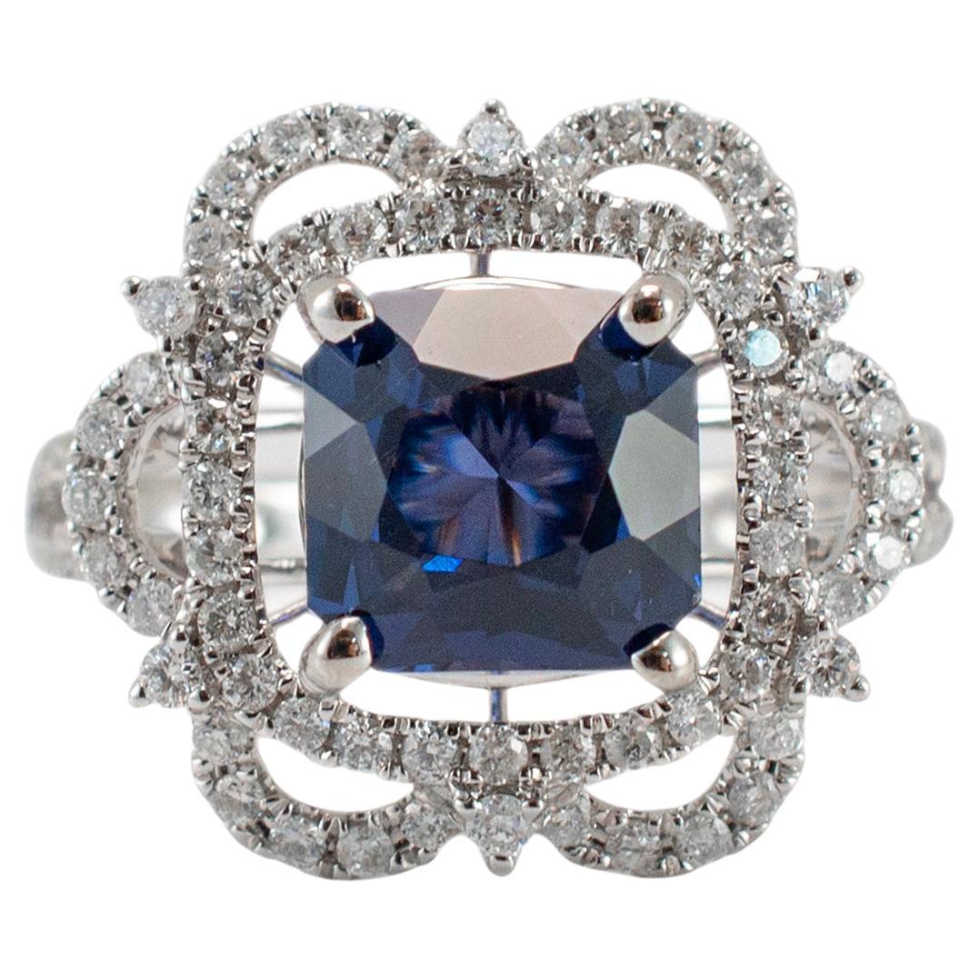 Anillo de cóctel de oro blanco de 14 quilates con halo de diamantes y espinela azul en venta