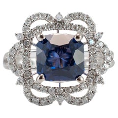 Anillo de cóctel de oro blanco de 14 quilates con halo de diamantes y espinela azul