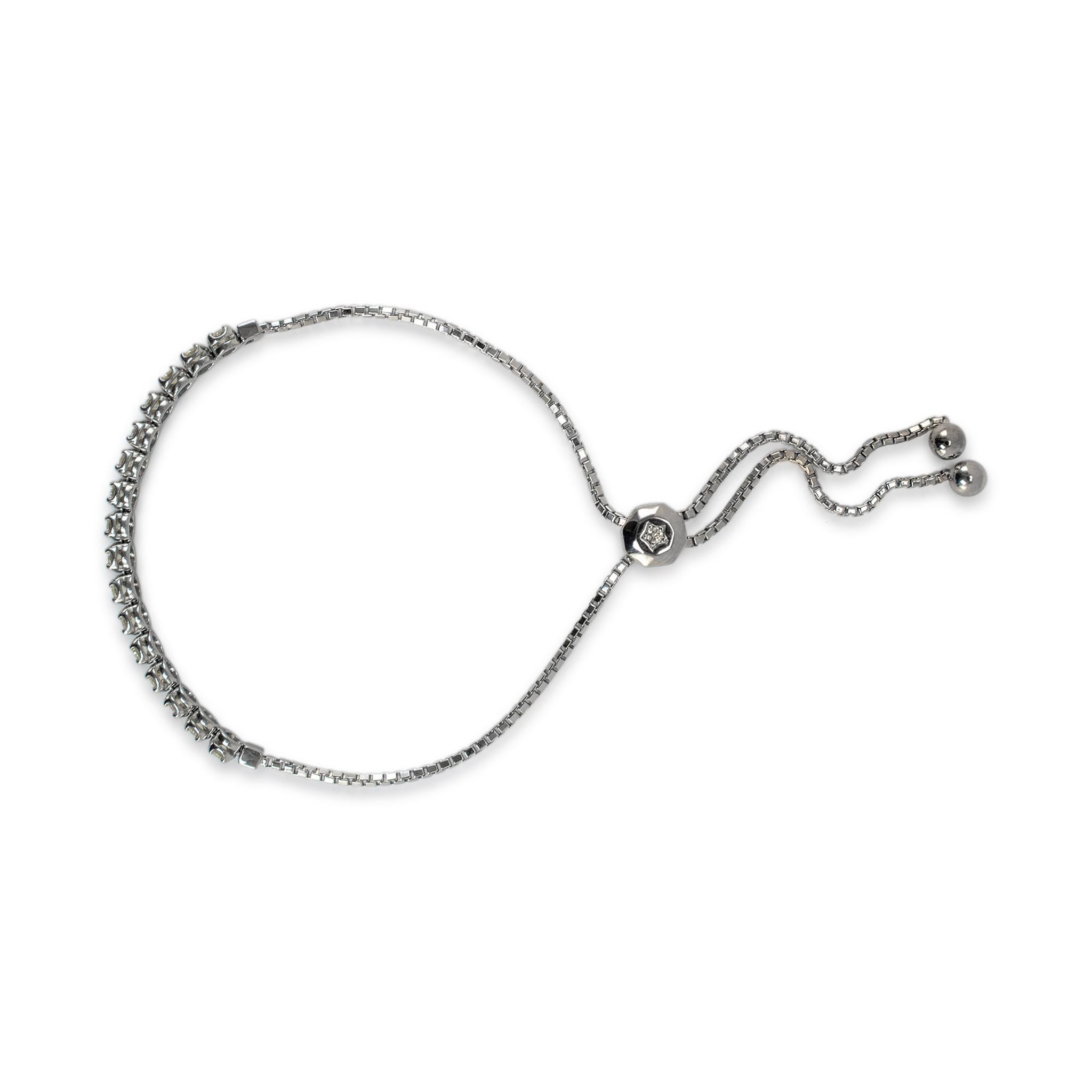 Sexo: Señoras

Tipo de Metal: oro Blanco 14K

Longitud: 9,00 pulgadas

Anchura: 3.15 mm

Peso: 6.00 gramos

Pulsera de tenis para señora de oro blanco de 14 quilates rodiado y diamantes. En excelente estado.

De segunda mano En excelente estado.