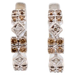 Boucles d'oreilles Huggie en or blanc 14 carats chocolat et diamants blancs pour femmes