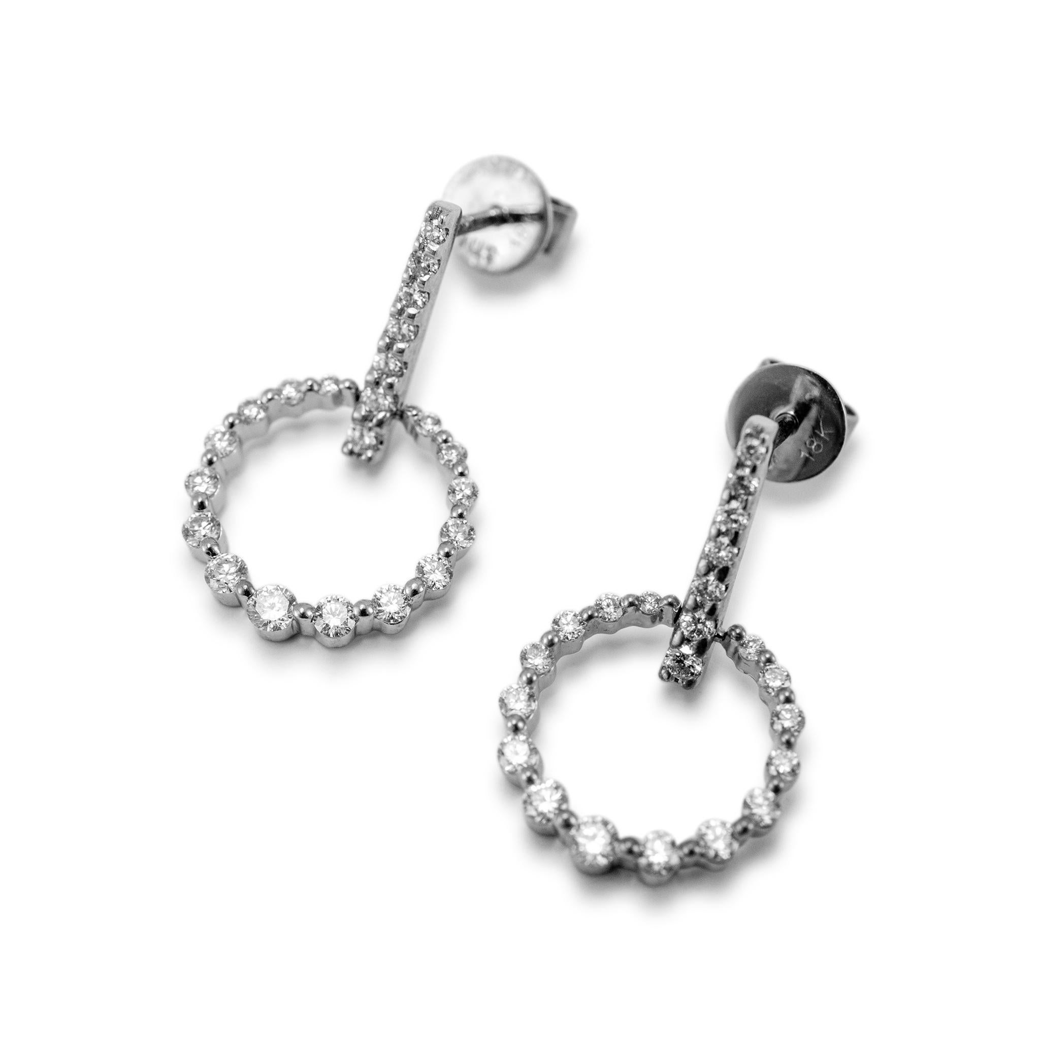 Taglio rotondo Orecchini a goccia da donna in oro bianco 14K con cerchio e pavé di diamanti in vendita