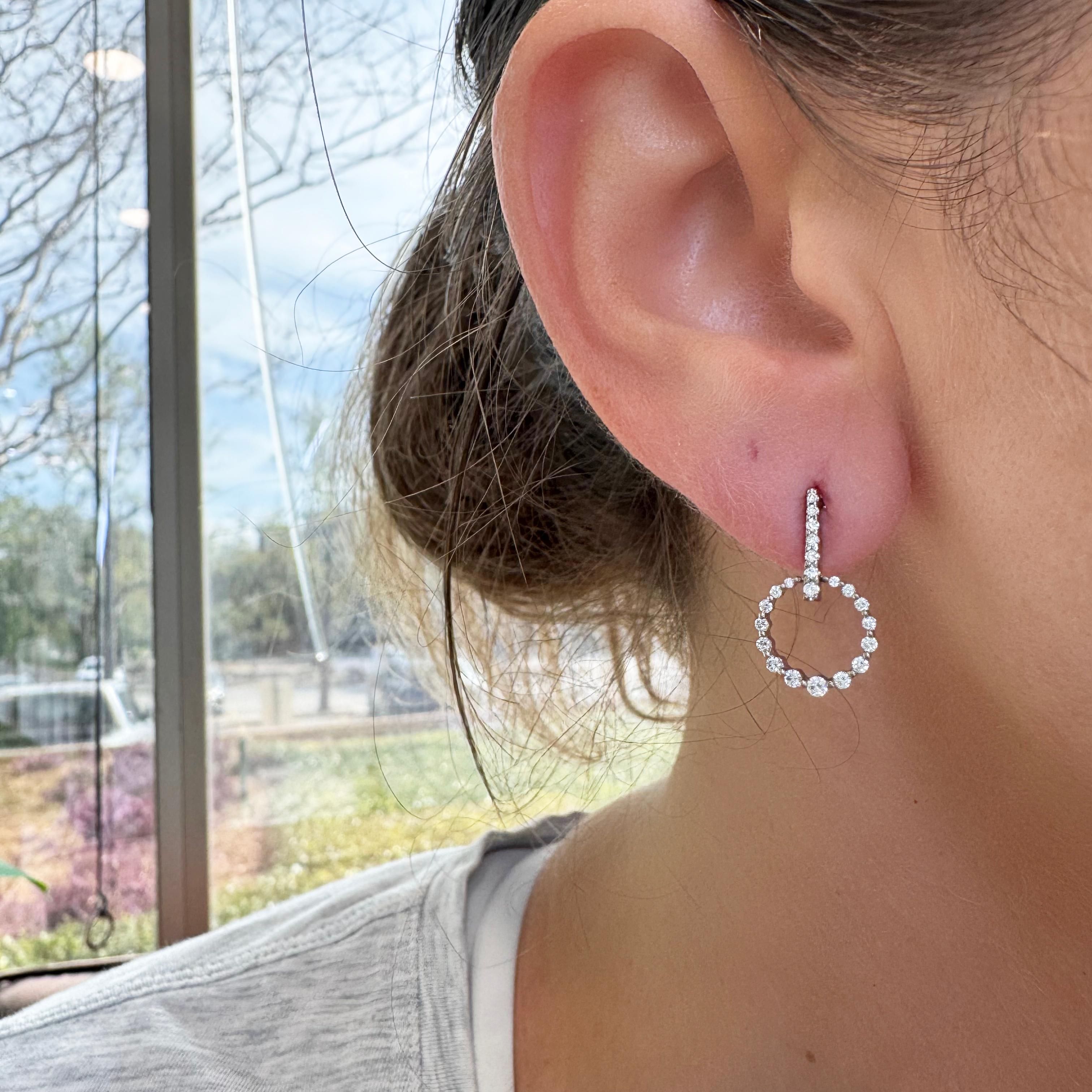 Orecchini a goccia da donna in oro bianco 14K con cerchio e pavé di diamanti in vendita 1