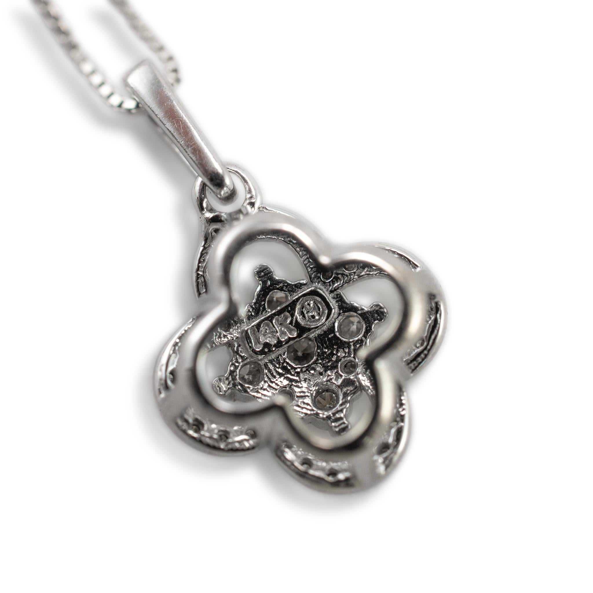 Collier avec pendentif en or blanc 14K et diamants pavés en forme de trèfle pour dames Excellent état - En vente à Houston, TX