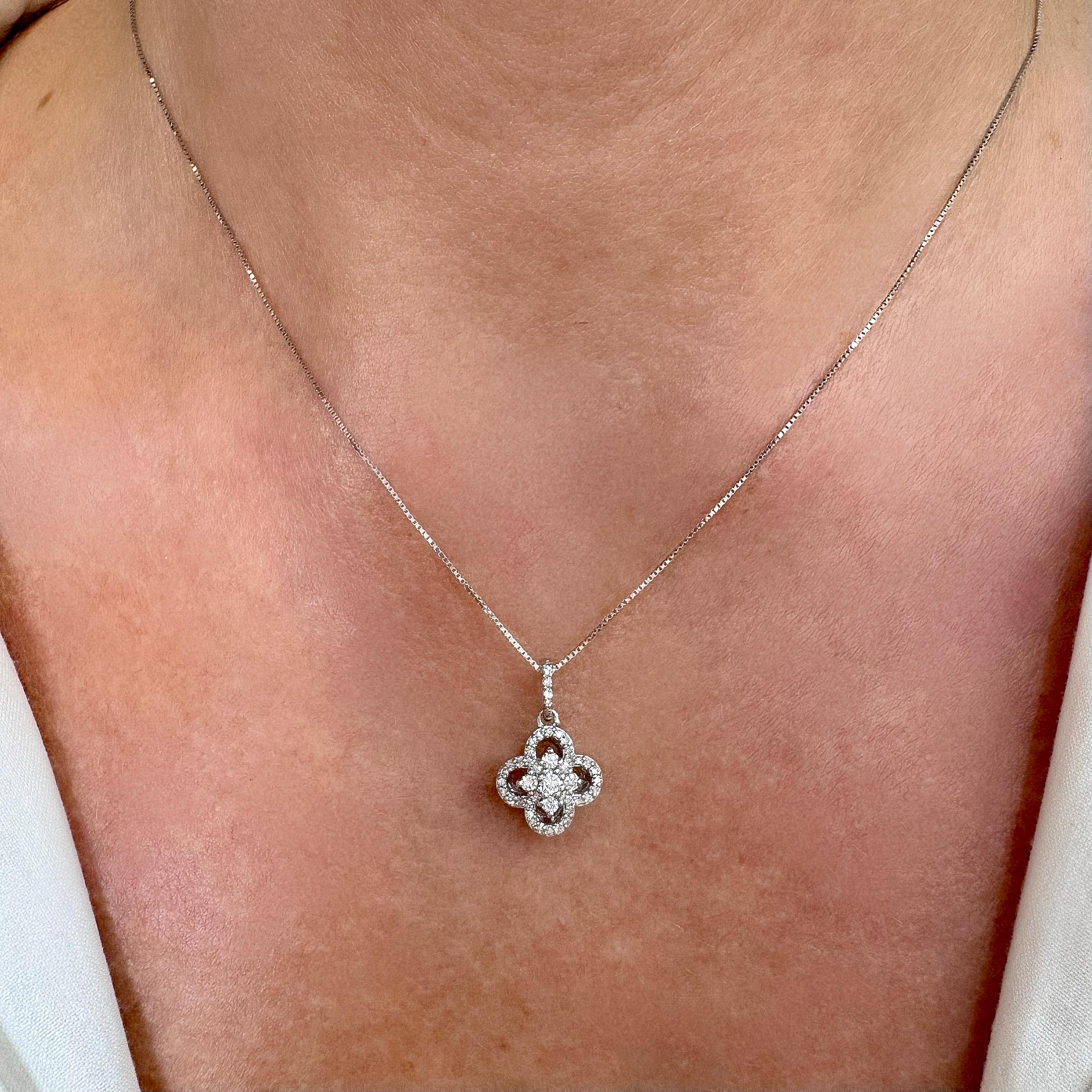 Collier avec pendentif en or blanc 14K et diamants pavés en forme de trèfle pour dames en vente 1