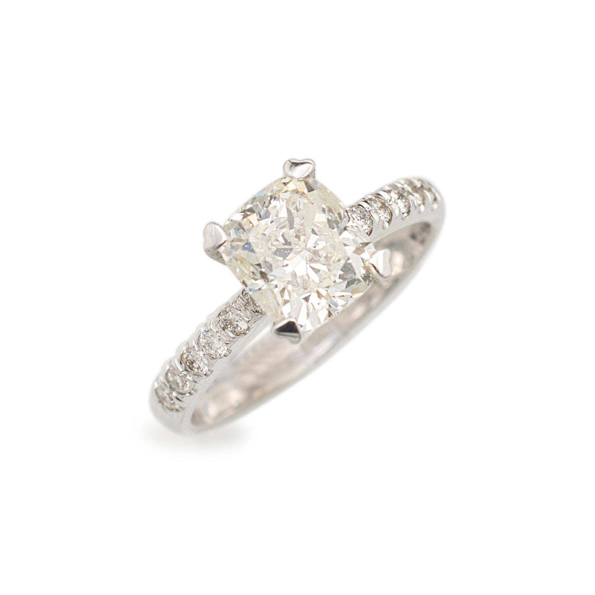 Genere: Donna

Tipo di metallo: oro bianco 14K

Dimensione: 7

Larghezza massima del gambo: 2.90 mm

Peso: 3.46 grammi

Anello di fidanzamento da donna con diamante in oro bianco 14K placcato in rodio con gambo mezzo tondo. Inciso con 