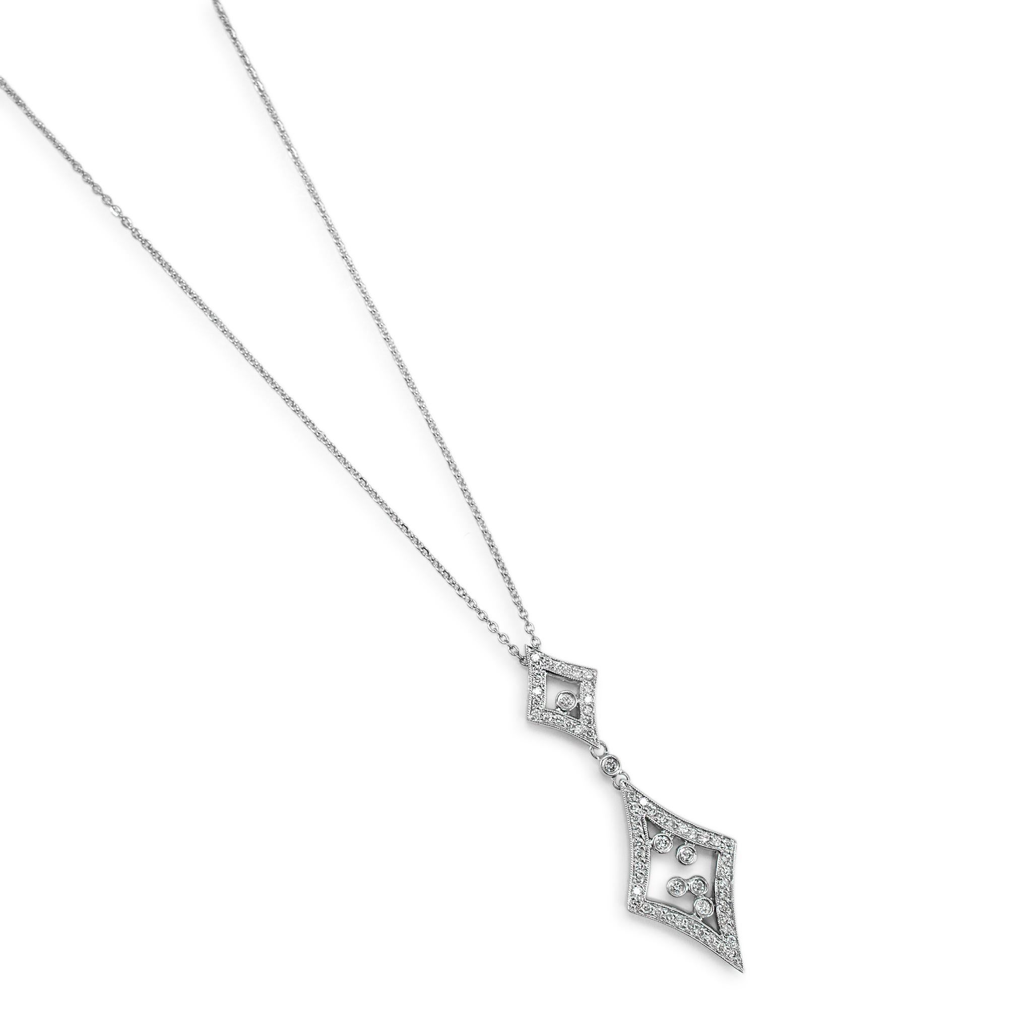 Taille ronde Collier à pendentif double losange en or blanc 14K pour dames en vente