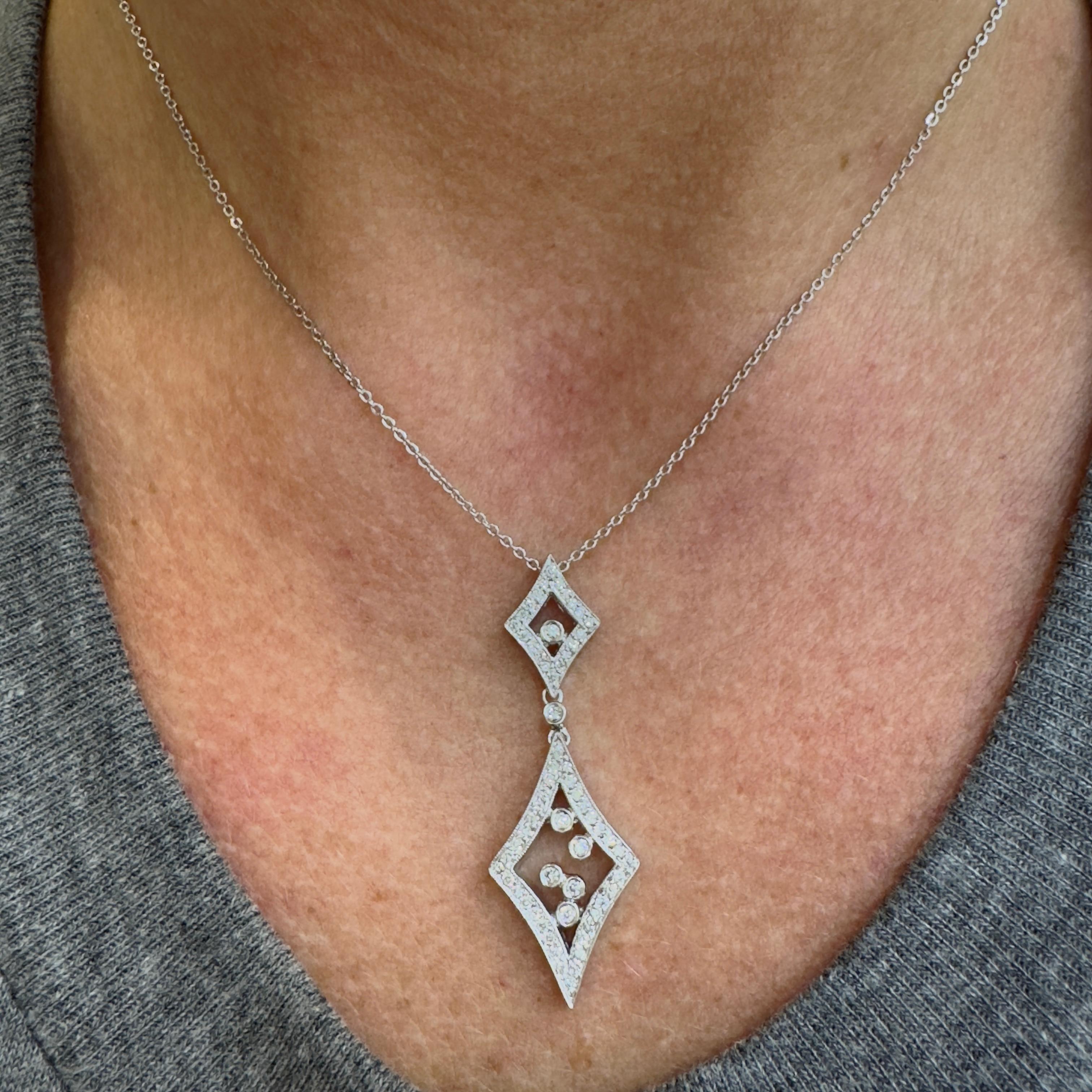 Collier à pendentif double losange en or blanc 14K pour dames en vente 2