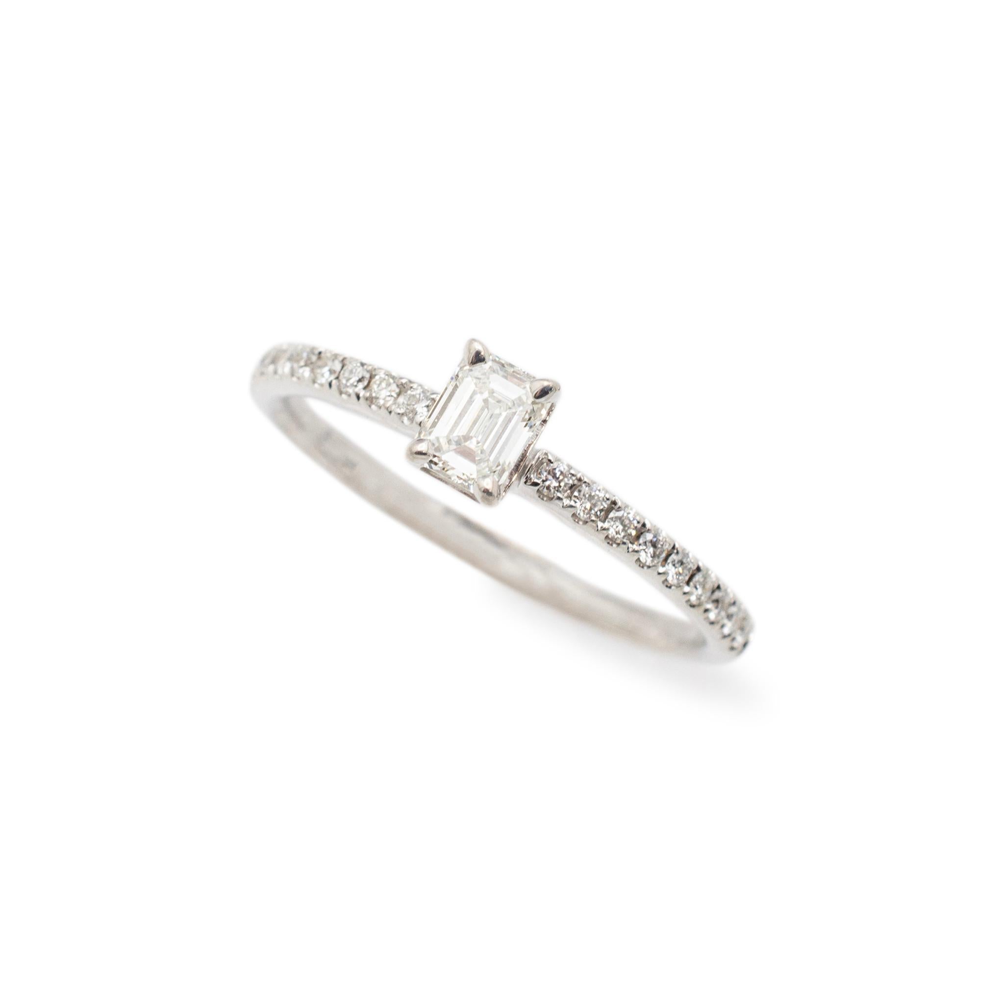 Genre : Mesdames

Type de métal : Argent Sterling 925

Taille : 7

Largeur maximale de la tige : 1.75 mm

Poids : 1.76 grammes

Bague de fiançailles en or blanc 14 carats, ornée d'un diamant et d'un anneau demi-rond. Le métal a été testé et il a été