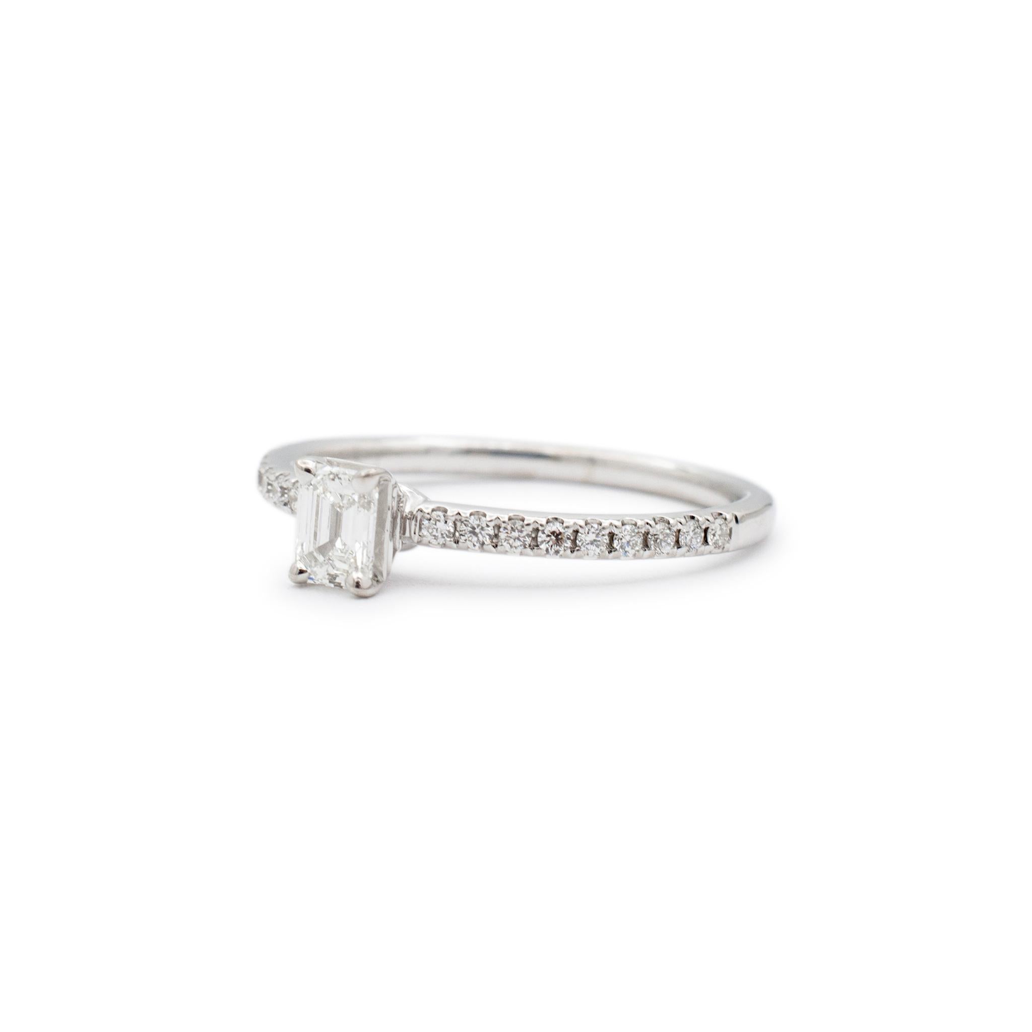 Taille émeraude Bague de fiançailles pour femmes en or blanc 14 carats avec diamant taille émeraude de 0,30 carat certifié GIA en vente