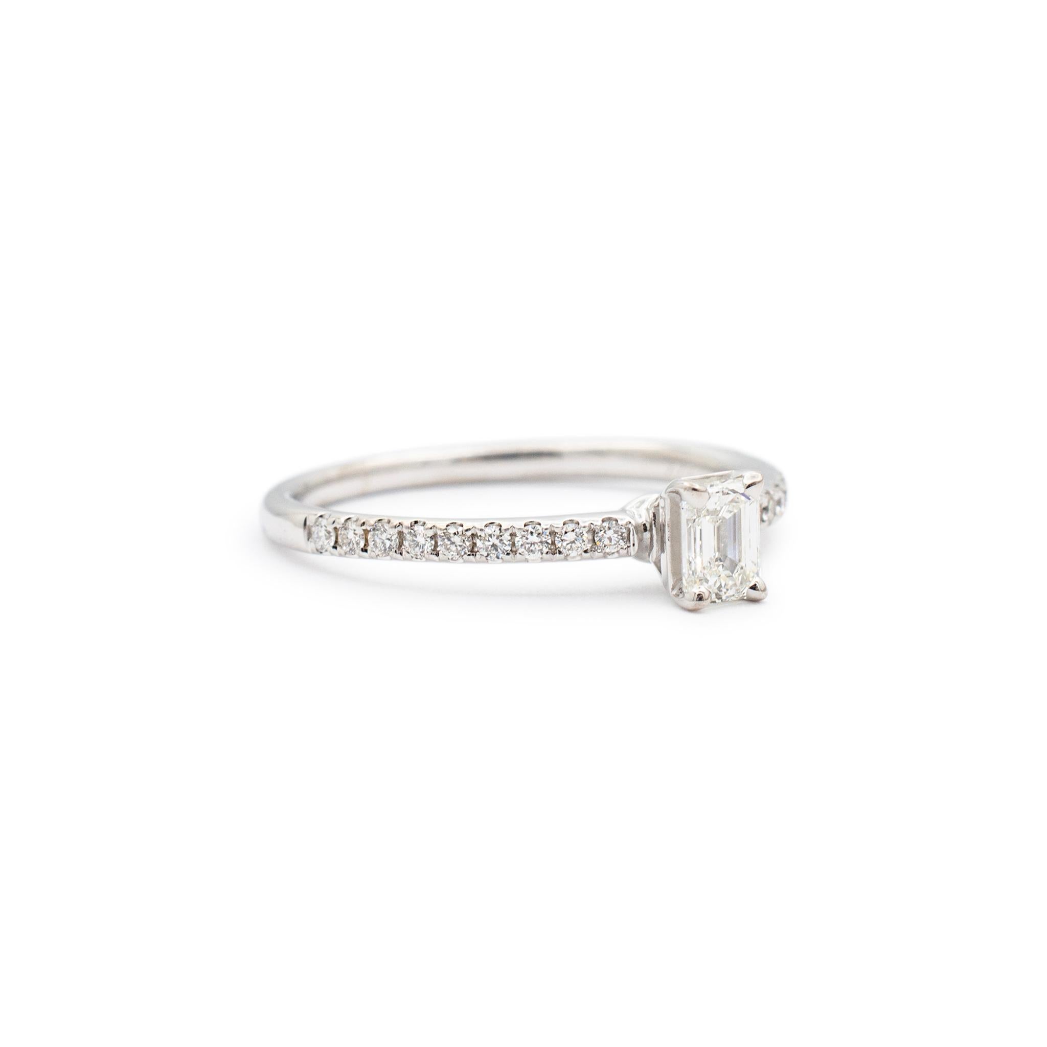 Bague de fiançailles pour femmes en or blanc 14 carats avec diamant taille émeraude de 0,30 carat certifié GIA Excellent état - En vente à Houston, TX