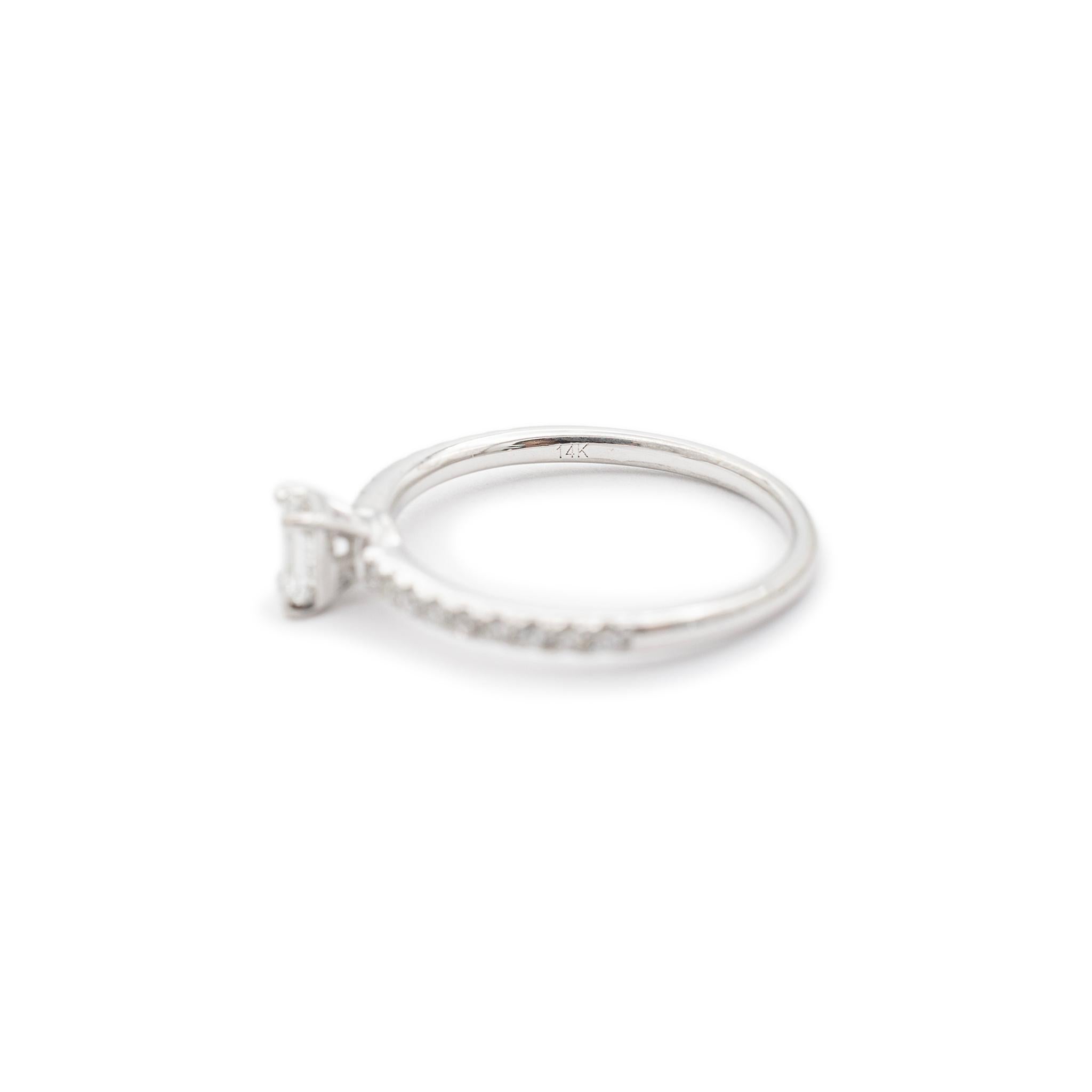 Bague de fiançailles pour femmes en or blanc 14 carats avec diamant taille émeraude de 0,30 carat certifié GIA Pour femmes en vente