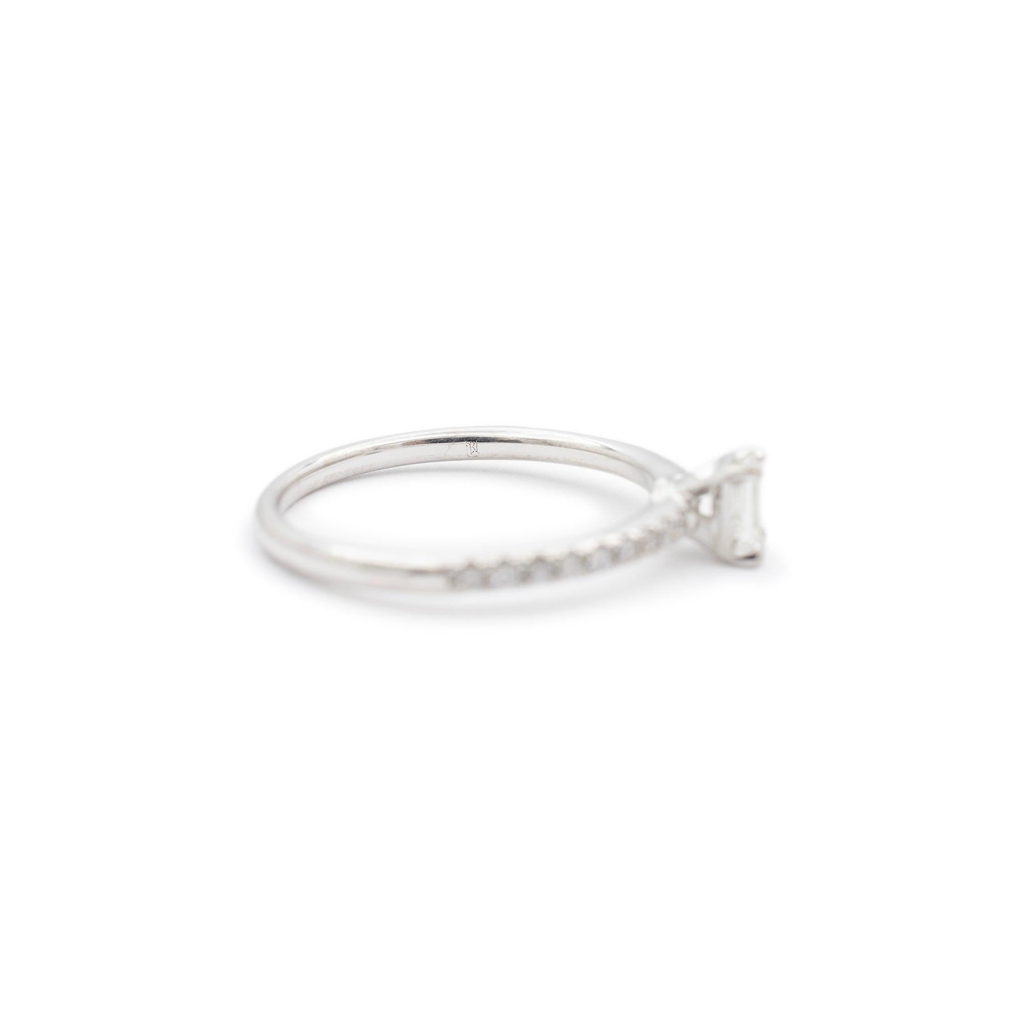 Bague de fiançailles pour femmes en or blanc 14 carats avec diamant taille émeraude de 0,30 carat certifié GIA en vente 1