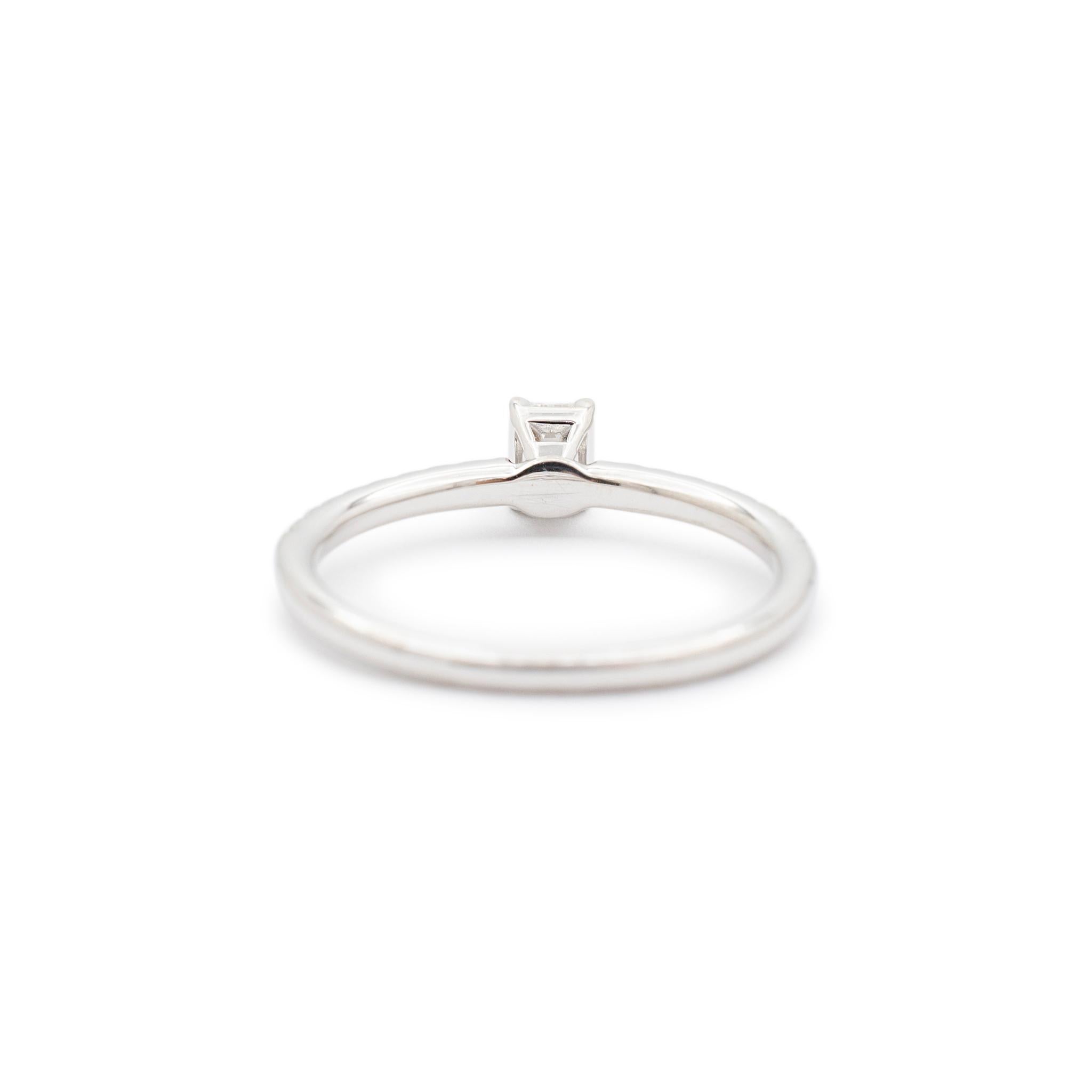Bague de fiançailles pour femmes en or blanc 14 carats avec diamant taille émeraude de 0,30 carat certifié GIA en vente 2