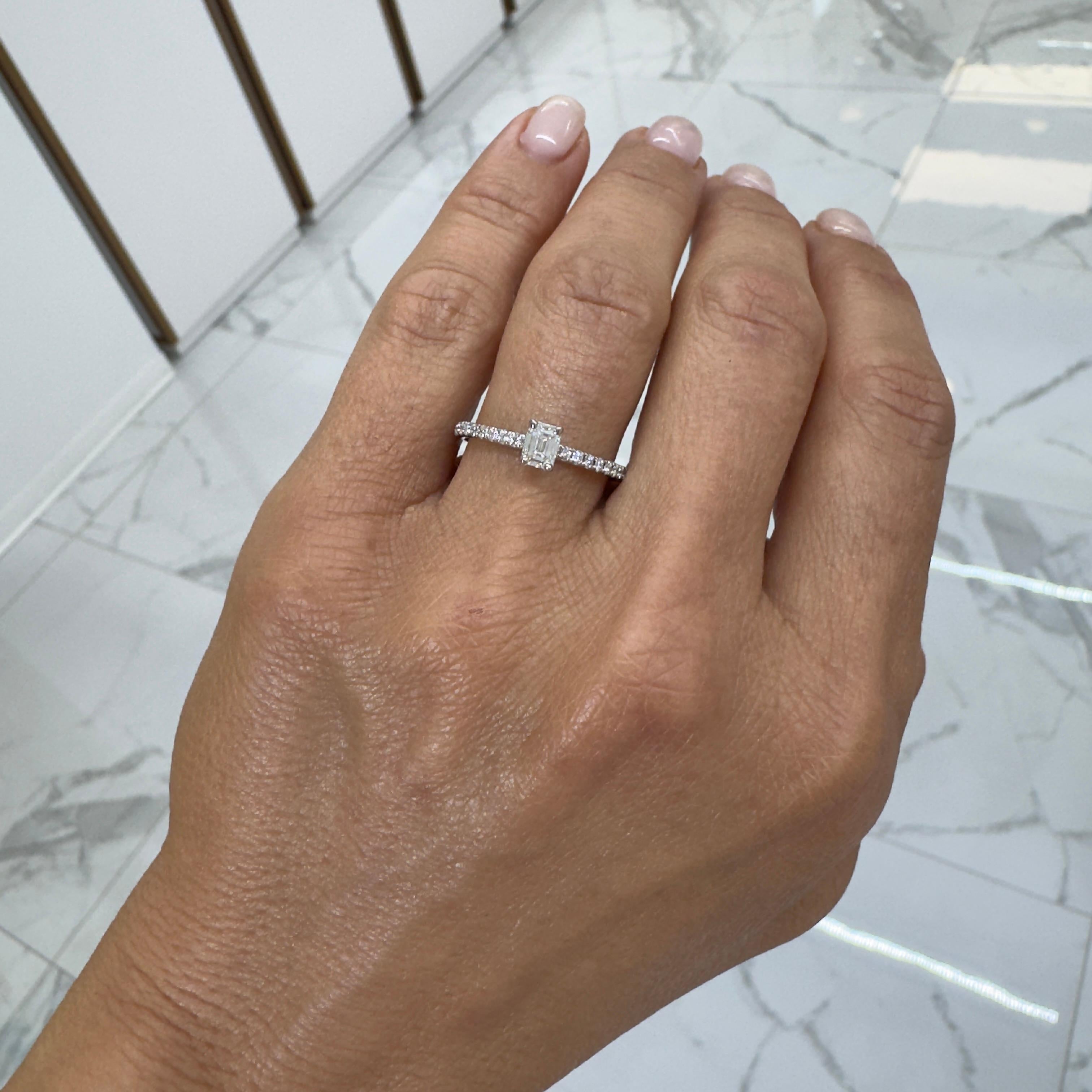 Bague de fiançailles pour femmes en or blanc 14 carats avec diamant taille émeraude de 0,30 carat certifié GIA en vente 3